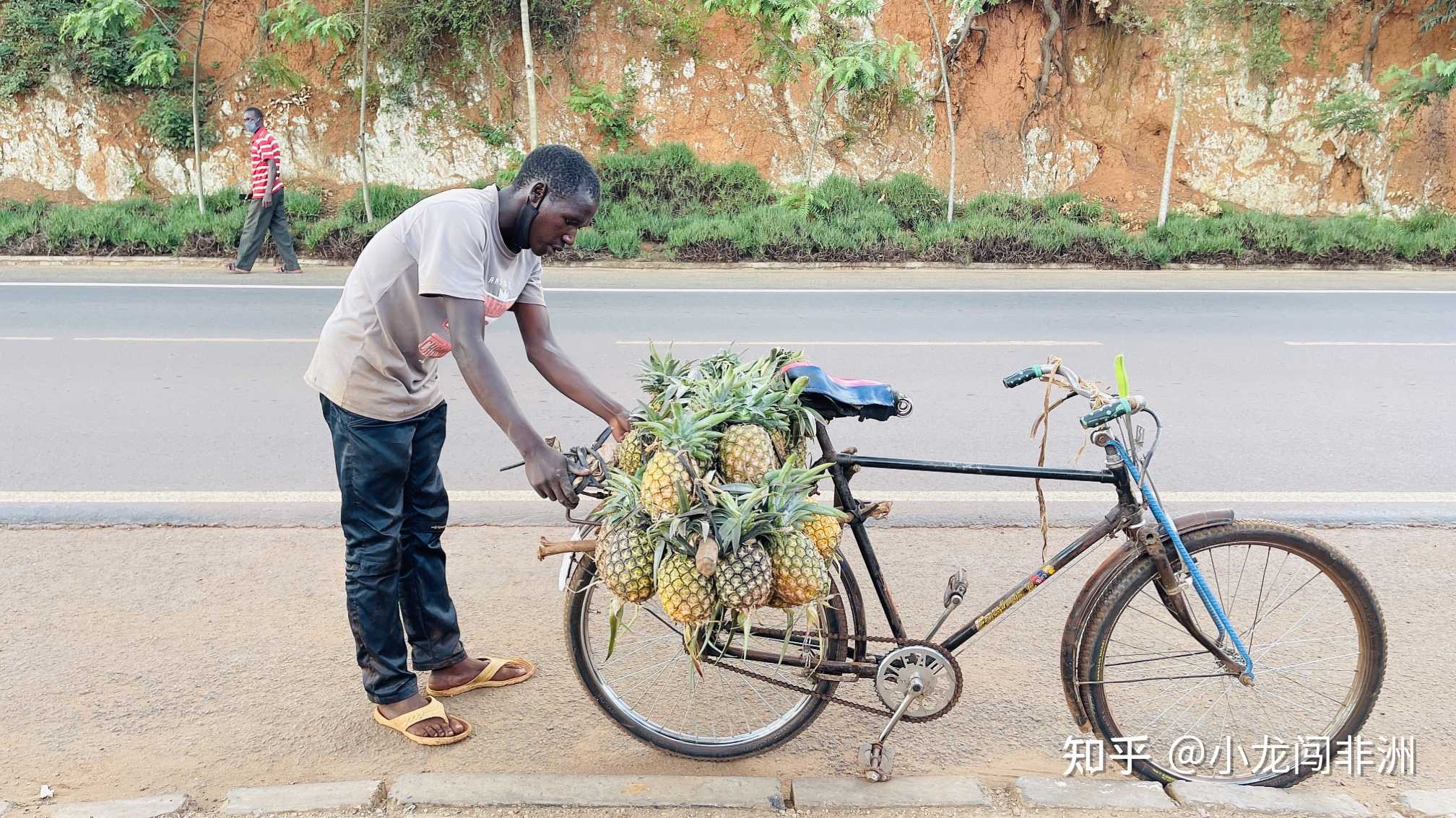 非洲卢旺达二八大杠自行车载人跑出租拉货搞运输真乃国民神车