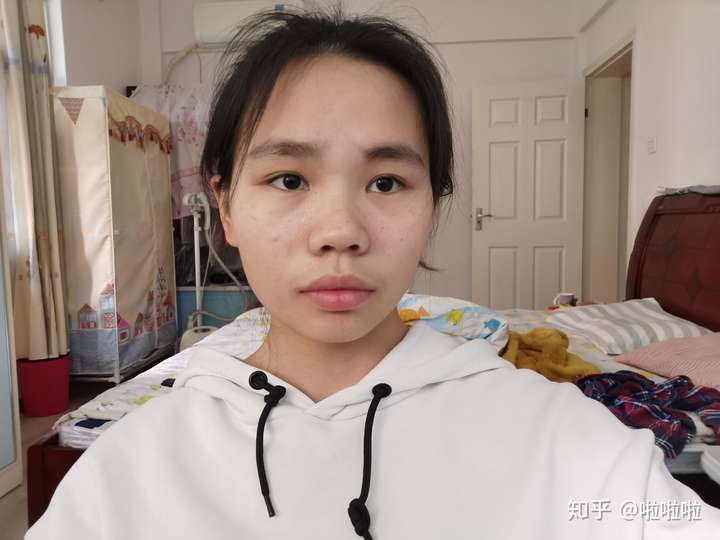 鼻梁塌的女生真的很丑吗?