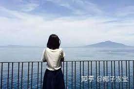请问少言寡语的人如何社交