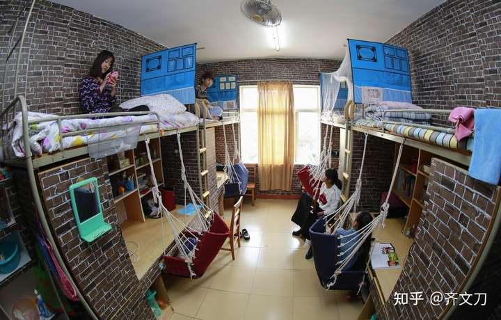 如何看待黑龙江职业学院女干部黑社会式查寝?
