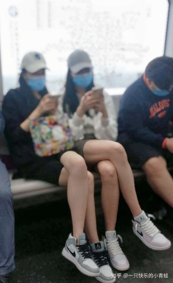 地铁上遇到了两个小姐姐,穿着闺蜜装,那个腿绝了!