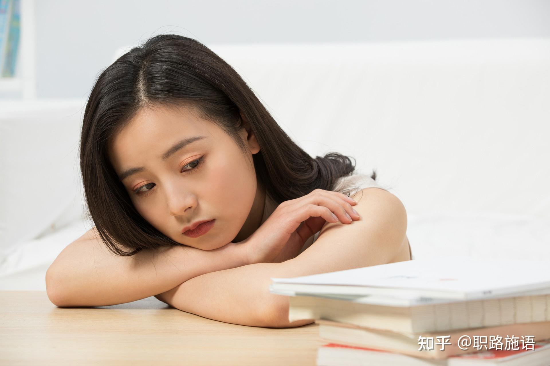 体制内,领导总是当众夸我,搞的我在同事面前很尴尬,我该如何改变这种