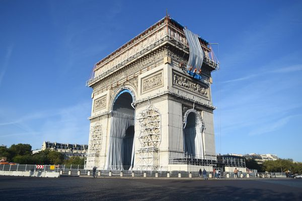 法国凯旋门穿上「外套」?艺术巨作《被包裹的凯旋门》