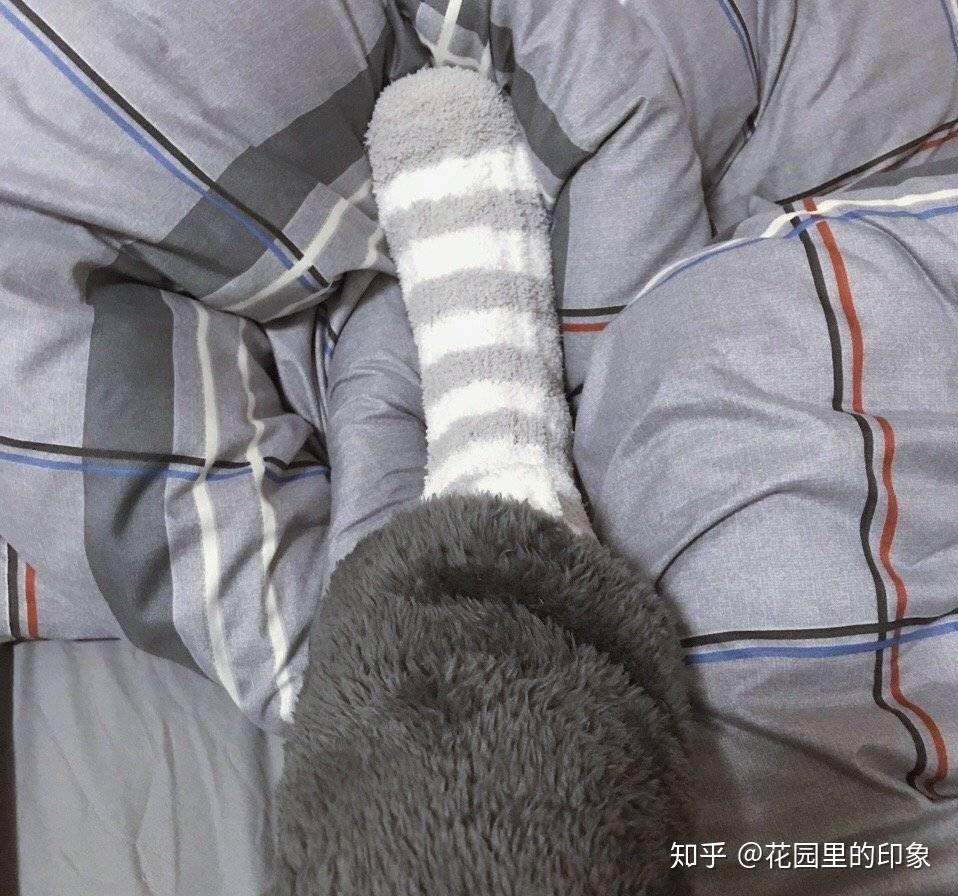 为什么部分男生的脚又脏又臭,还喜欢把袜子到处扔 知乎