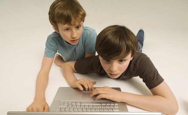 孩子周末从早到晚一直在玩游戏是网瘾吗