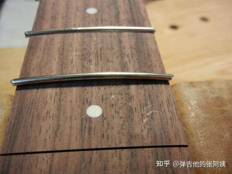 吉他的品丝磨损了该如何更换呢我可以自己买工具自己维修更换吗
