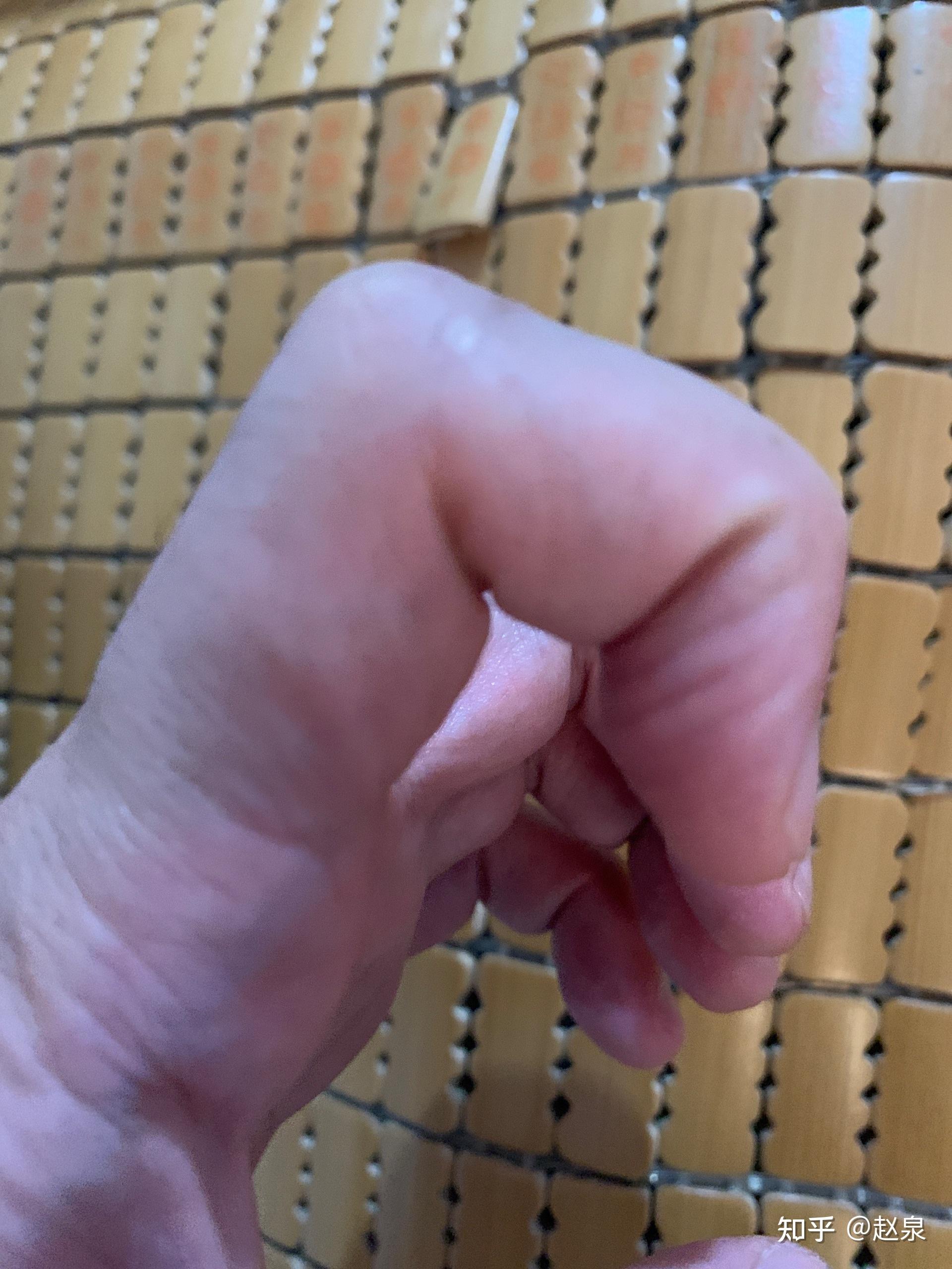 弹吉他时左手根本做不到标准手型,第一指节与指板不垂直,压其他弦
