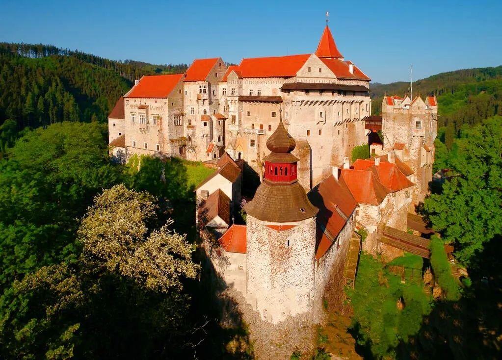 捷克卡尔什特因城堡 – karltejn 是捷克最著名的城堡之一.