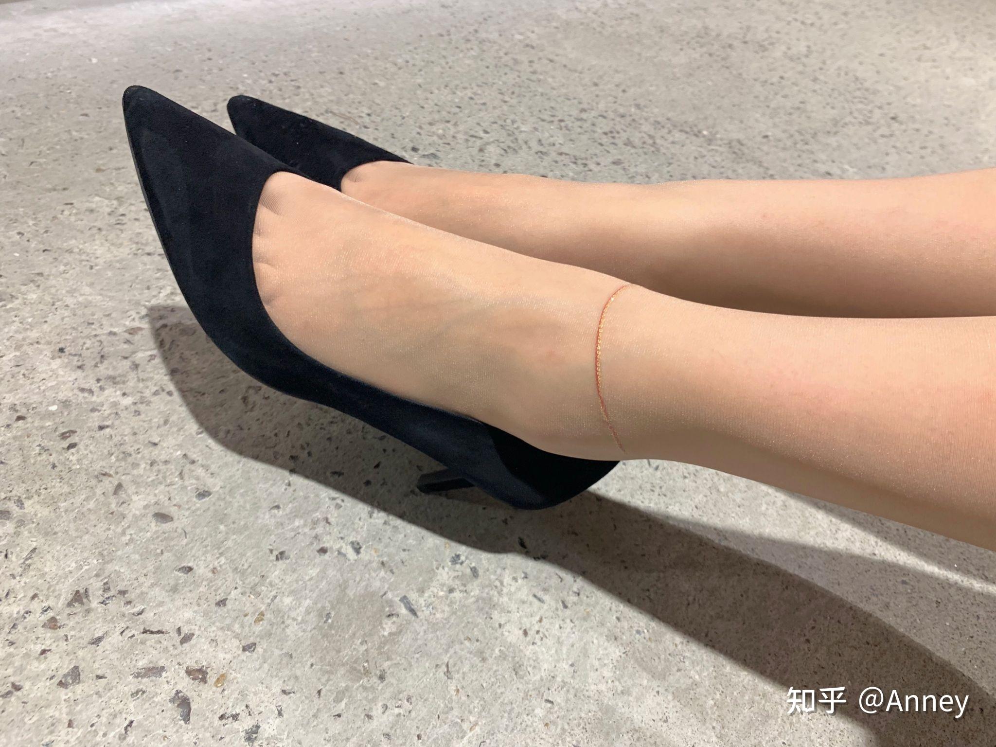 女生穿高跟鞋是否需要穿袜子?