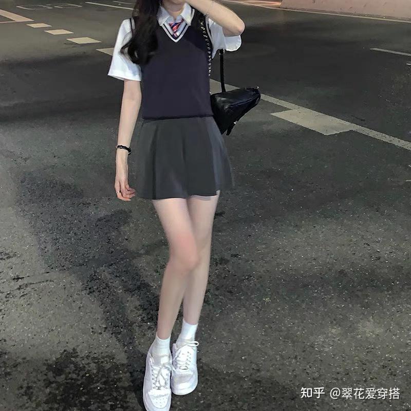 如图英伦式校服如何搭配鞋子