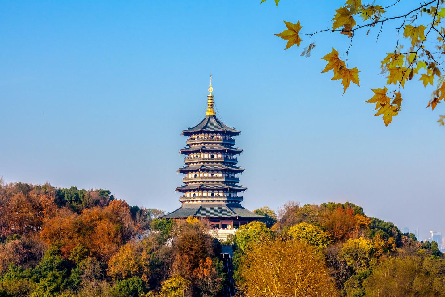 杭州位于浙江省西北部,是中国六大古都之一,历史文化名城和重点风景