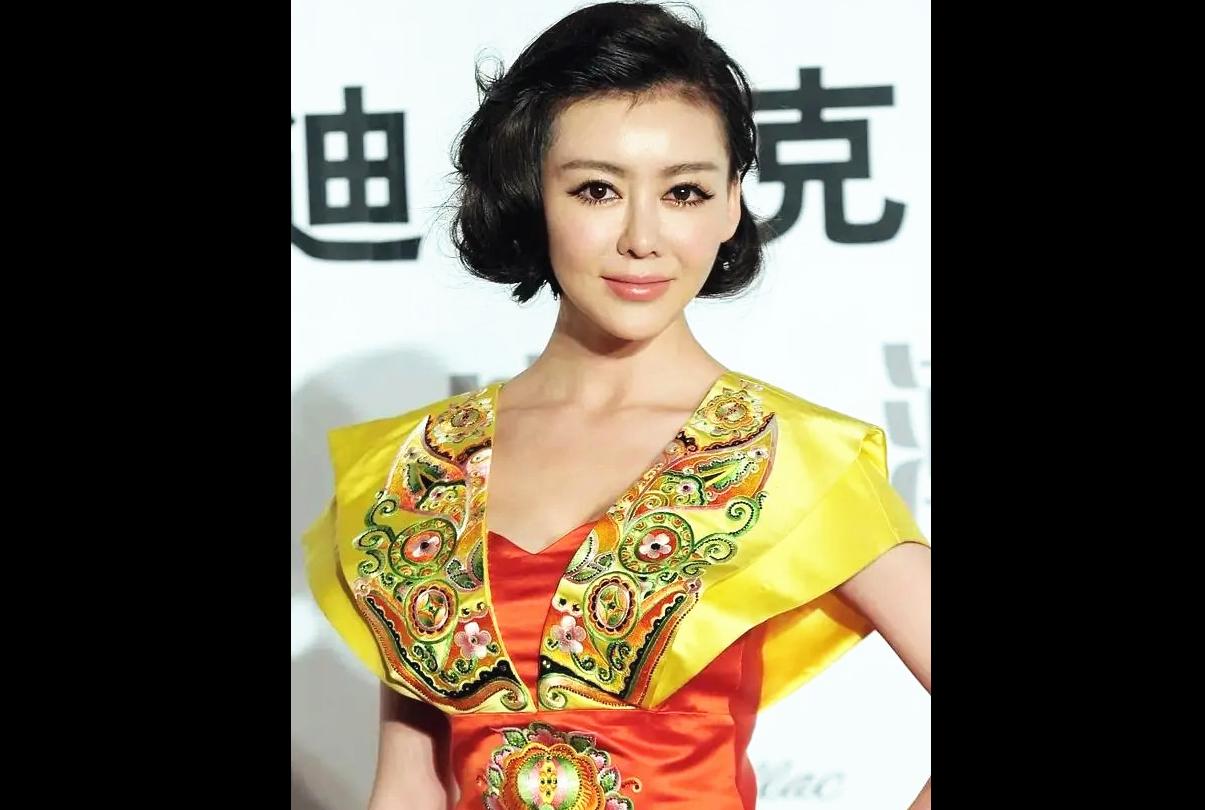 朗朗前女友巩新亮亮相穿黄色衣服走贵妇风格小蛮腰真精致