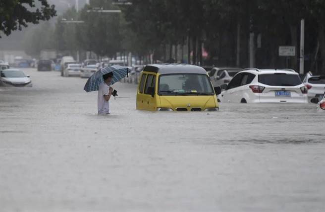 河南特大暴雨背后,是任何困难都打不倒的中国人民.