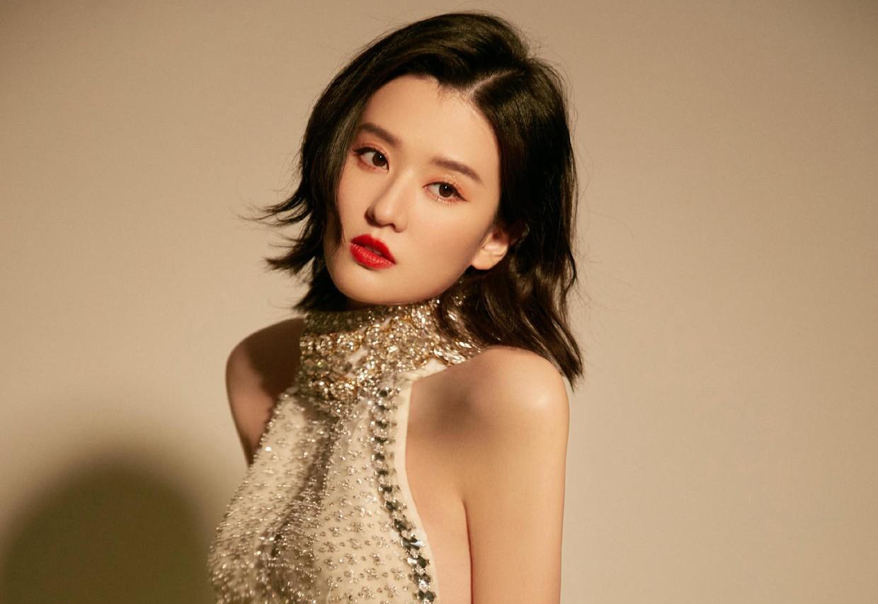 乔欣不愧是女明星中的一股清流穿亮片上衣配亮片裙气质惊艳