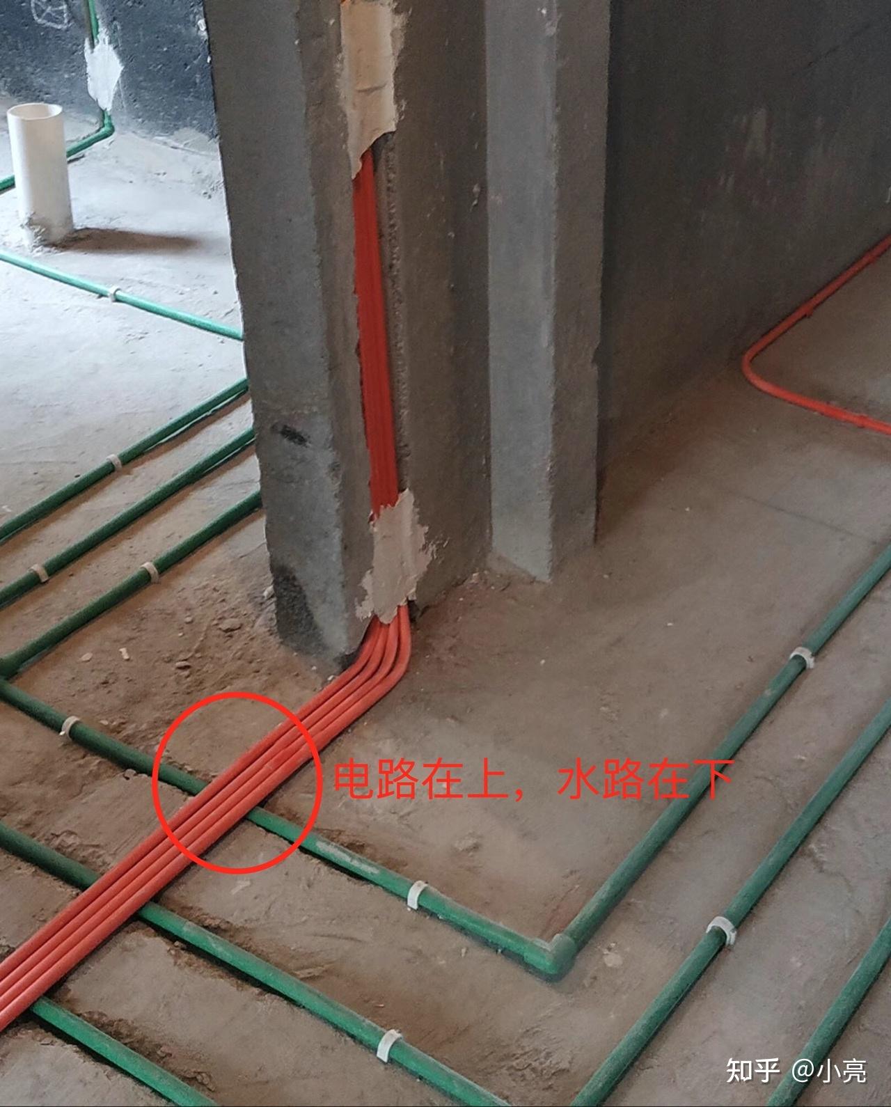 这两个地方潮湿多水,电路走天才安全,并且卫生间和厨房都会做吊顶的