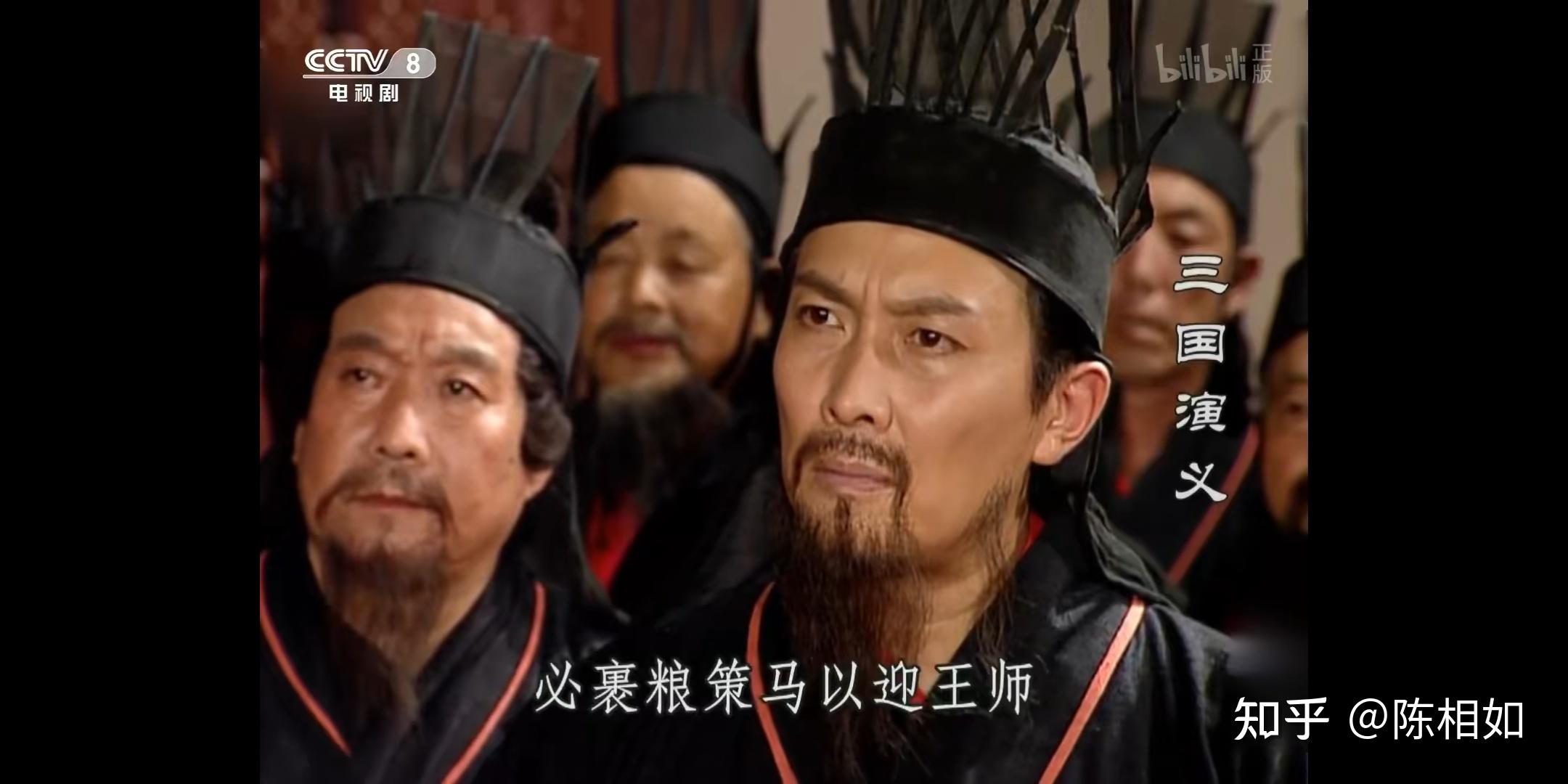 为什么在老版《三国演义》之中,蜀汉立国之后,诸葛亮上朝的时候可以不