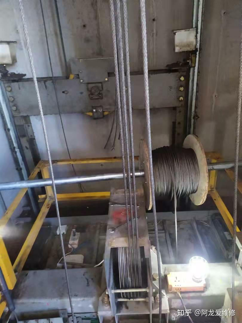 电梯怎么更换钢丝绳?
