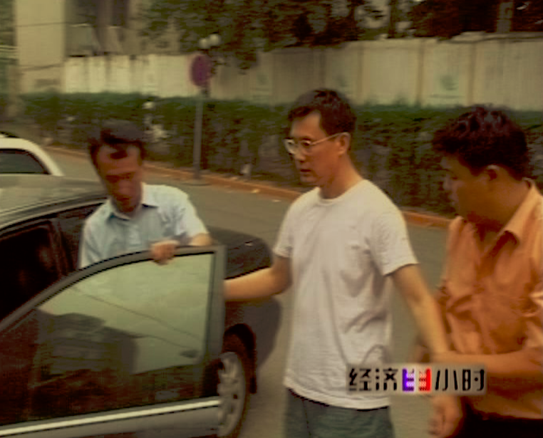 温梦杰被专案组侦查员「请」进检察院