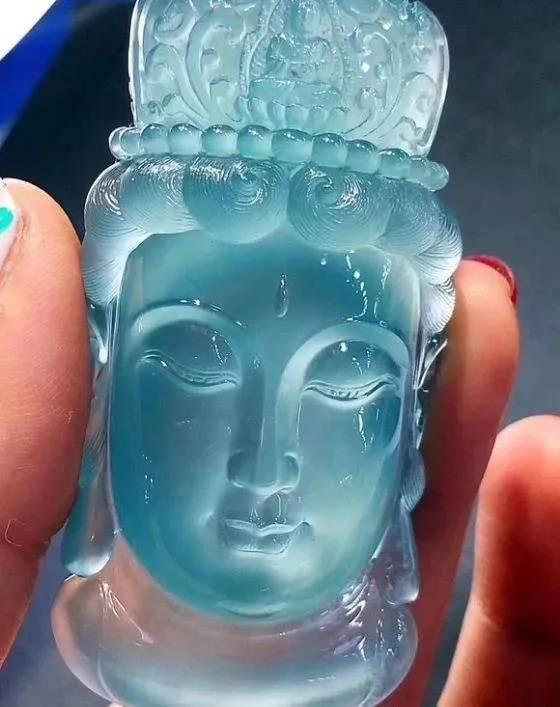 爱珠宝爱分享 蓝水指的是带有深蓝,蓝绿,灰蓝底色的且颜色均匀的翡翠
