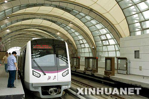 儿子坐地铁说他发现地铁没有轮子,我趴地上看确实是,但如果真没轮子又