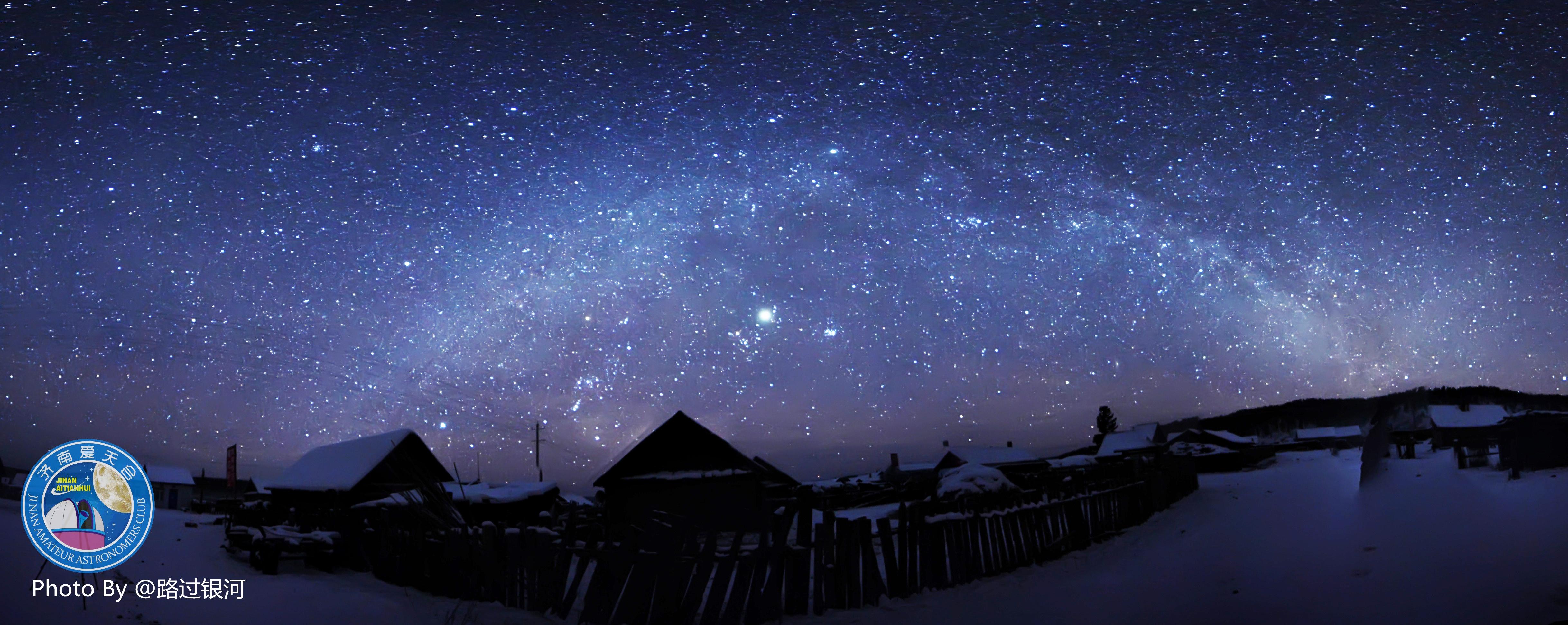 在无云无月的晴朗夜空光污染程度和大气视宁度几乎没有的情况下看星空