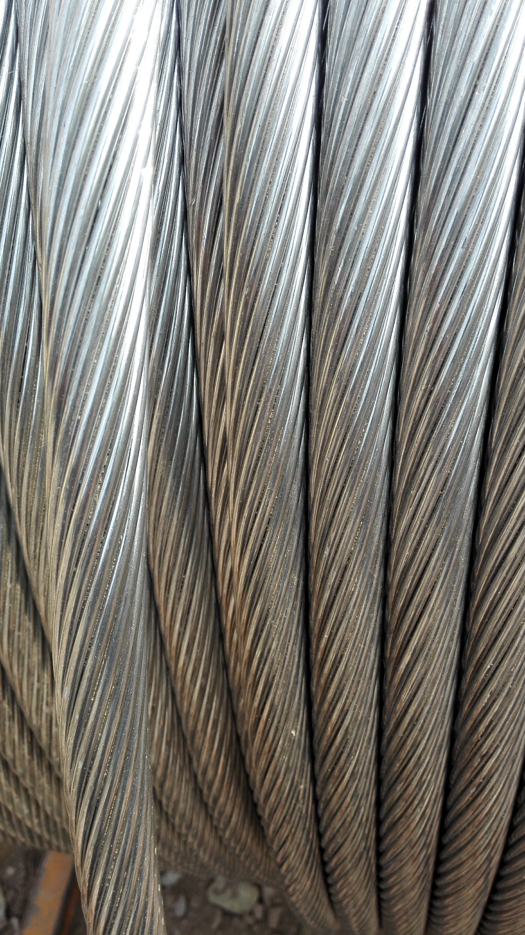 高压电线有绝缘皮吗