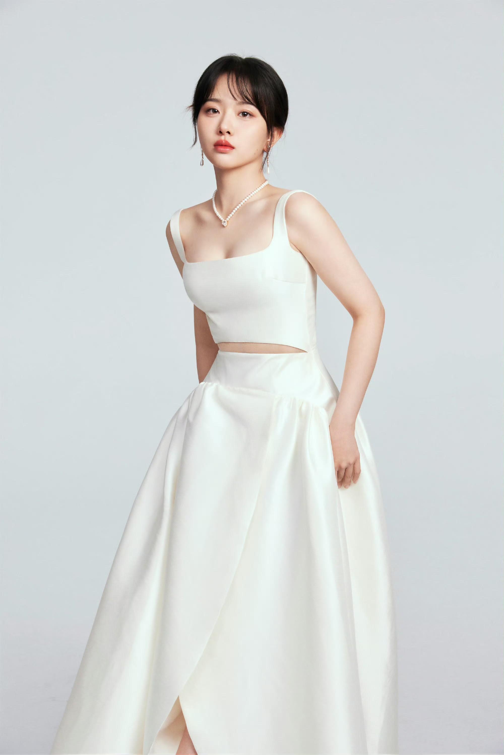 娱乐闪接触 的想法: 吴芊盈,唯美白裙,浪漫小樱!