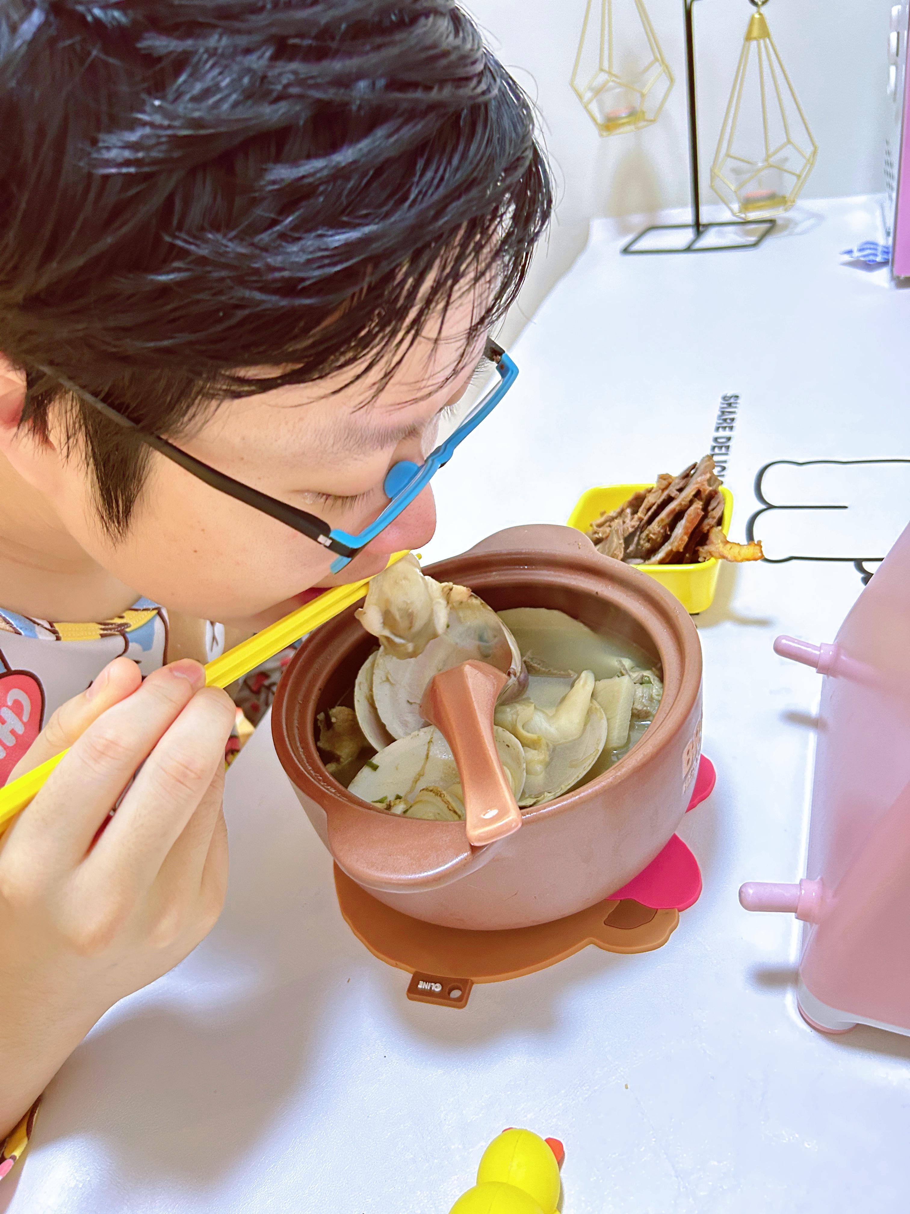 阿白第一次尝试贵妃蚌熬汤~鲜掉眉毛