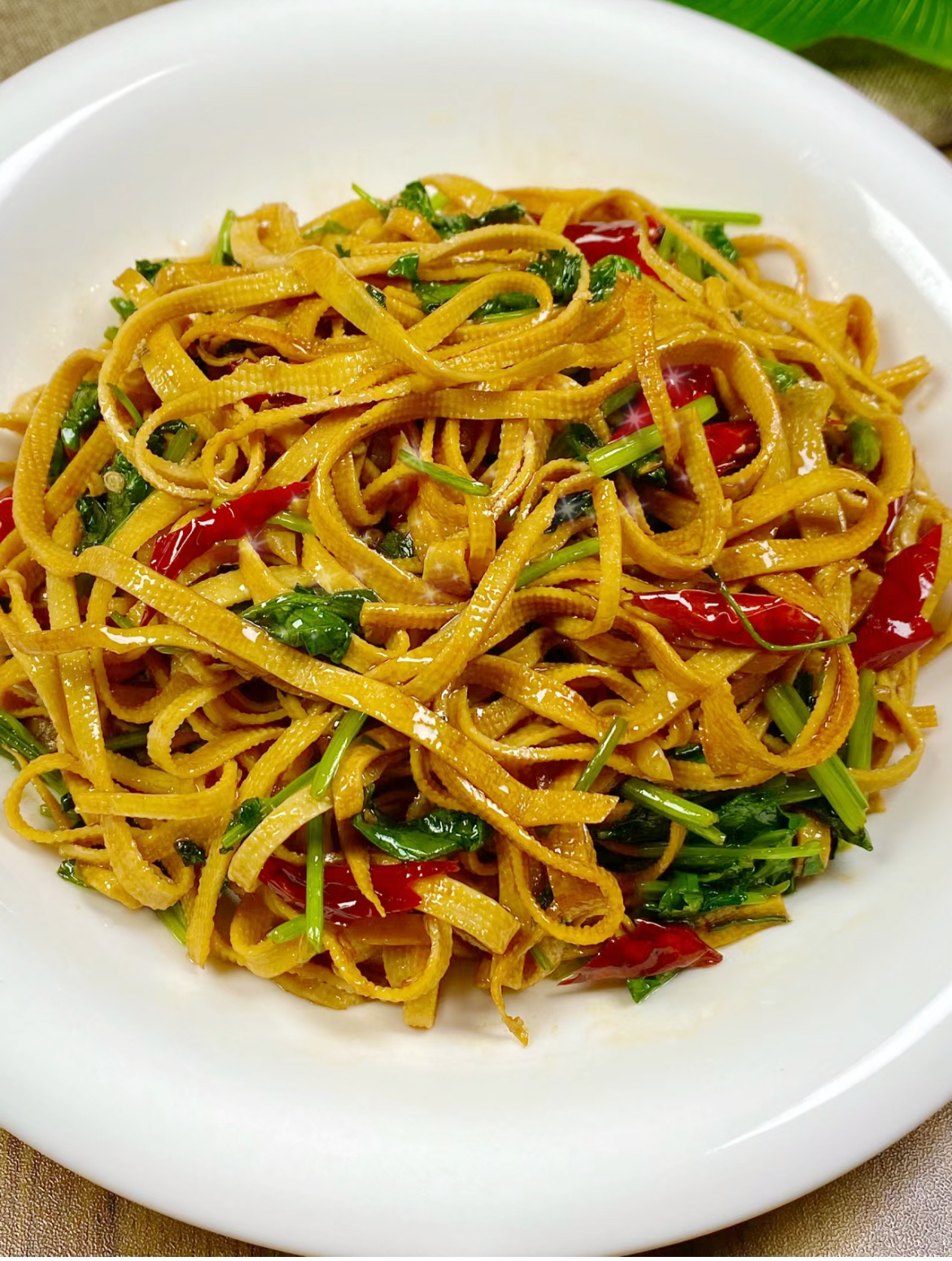 豆皮对折切开,然后折成圆柱状切丝备用