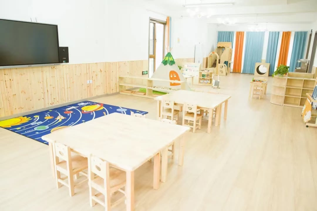 我家小孩因为意外摔伤导致左眼看不见了，外观完全看不出来，孩子要上幼儿园了，需要给老师说吗？