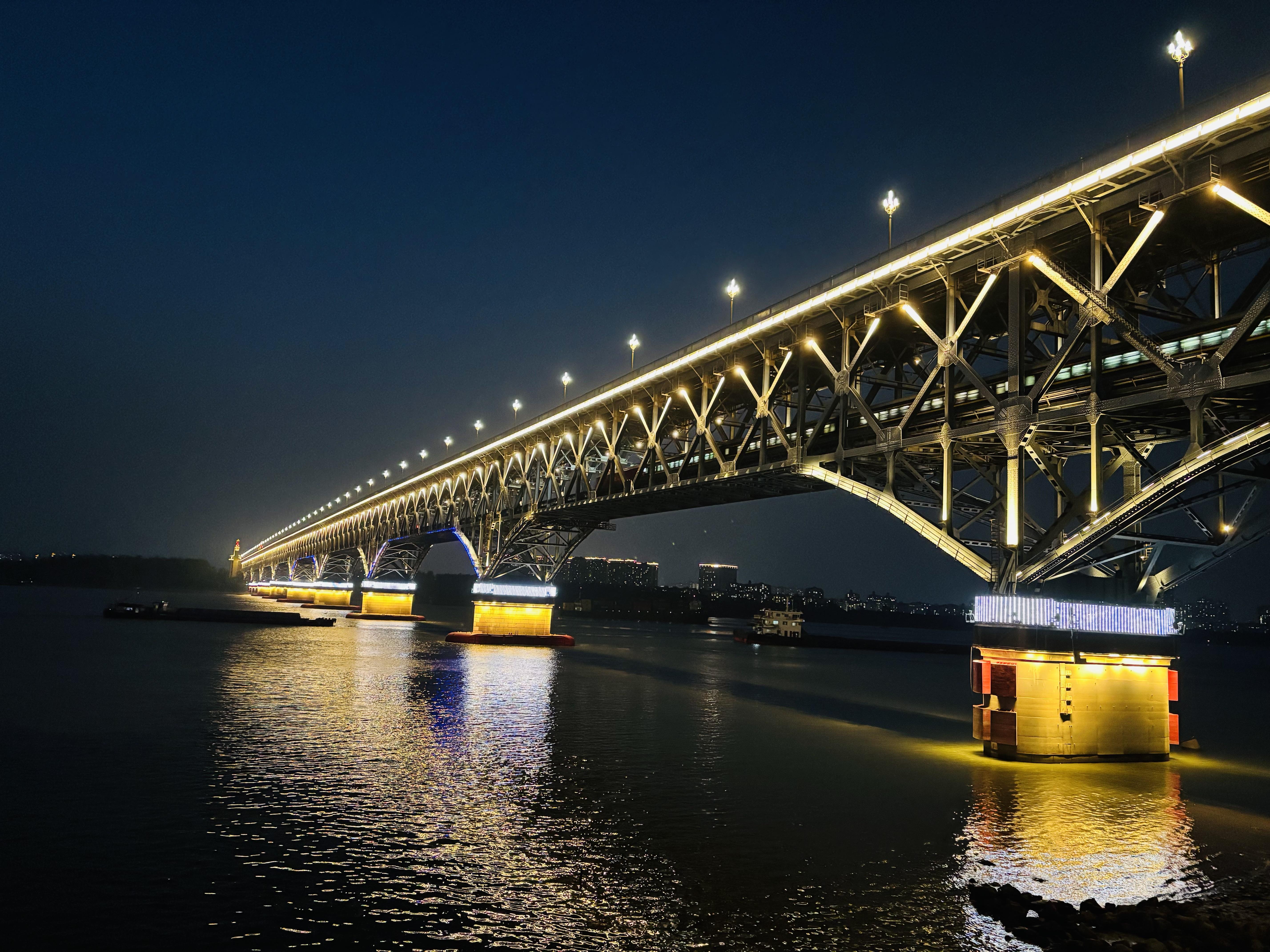 秋草说测试 的想法: 夜色下的南京长江大桥