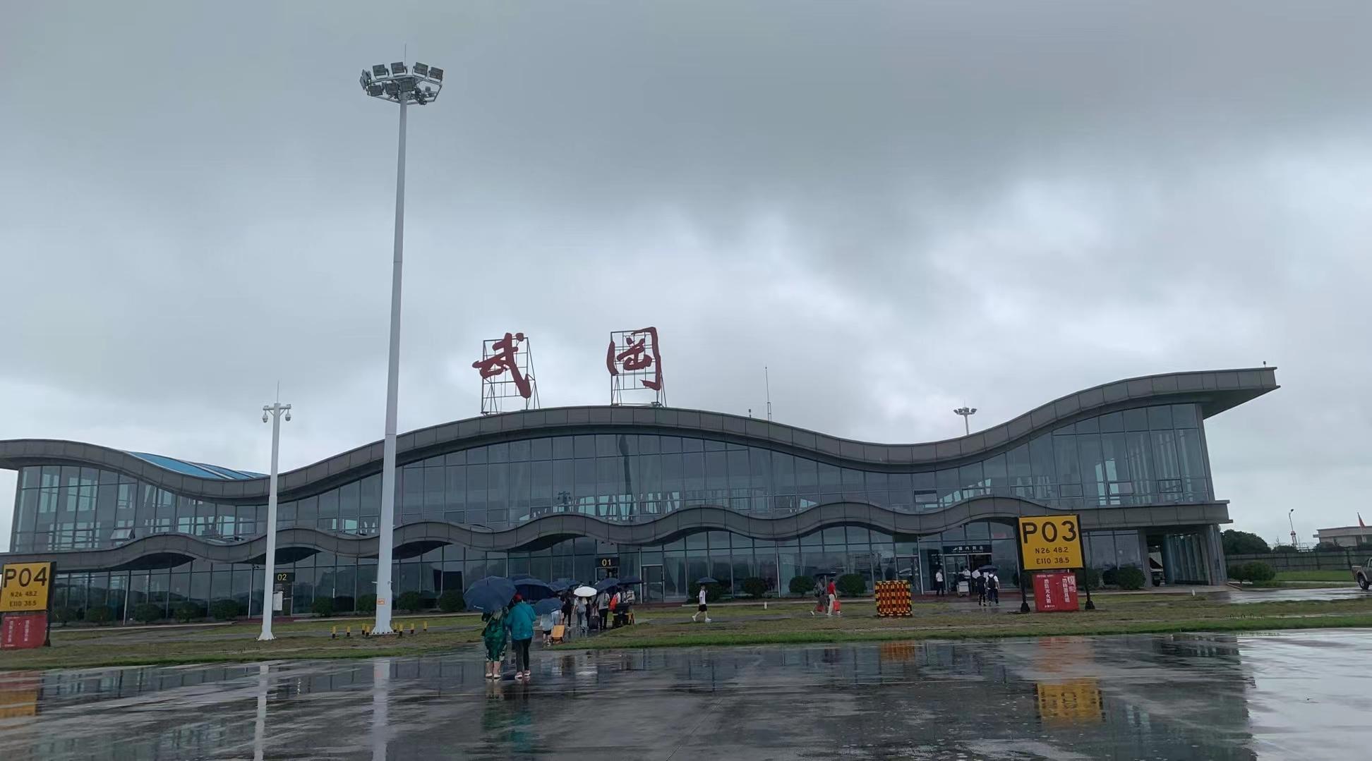 蒋能杰导演 的想法: 第一次坐飞机到老家邵阳的武冈机场,中午就到上空