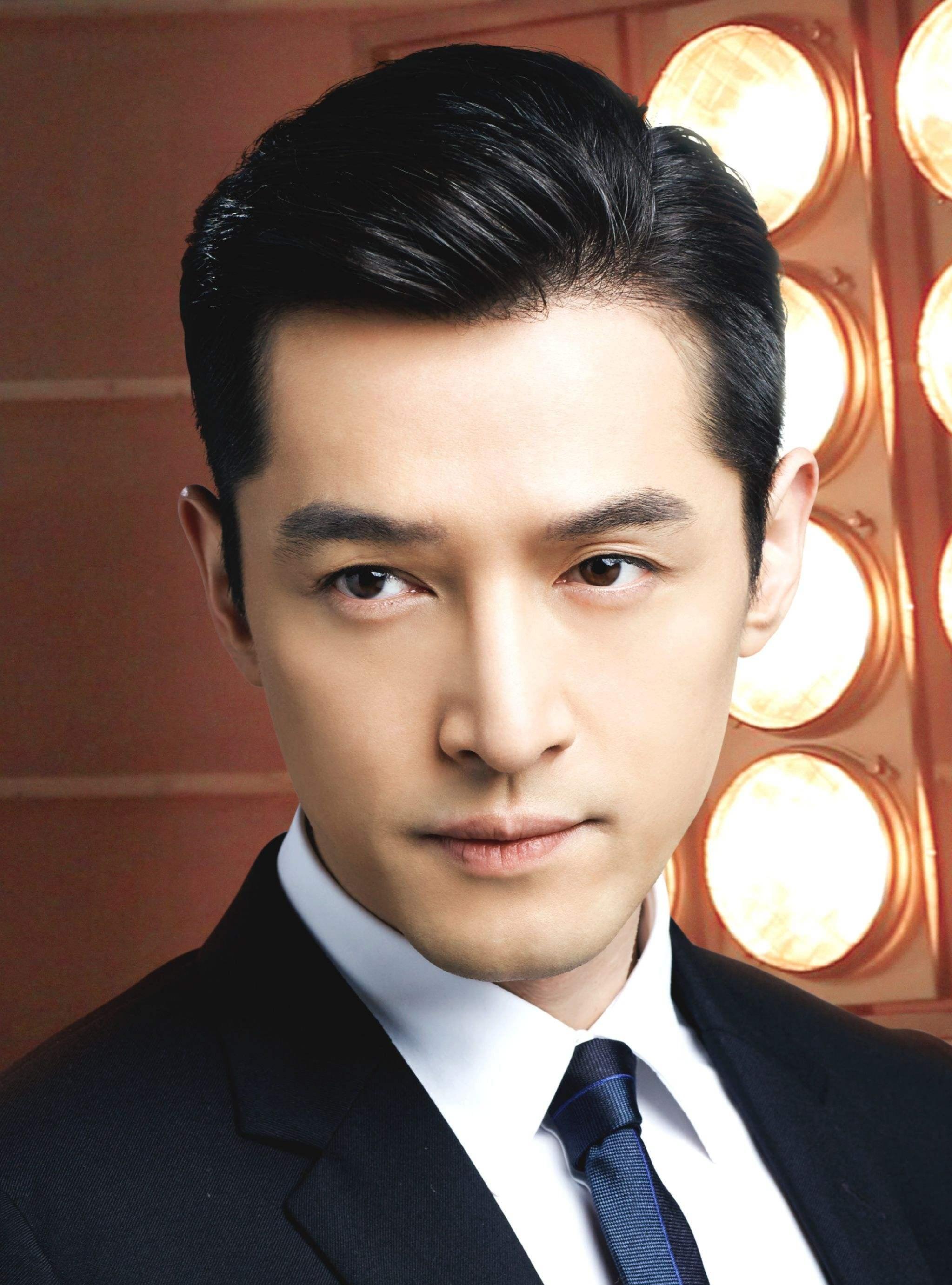 你喜欢他吗胡歌1982年出生于上海中国内地影视男演员流行乐歌手毕业于