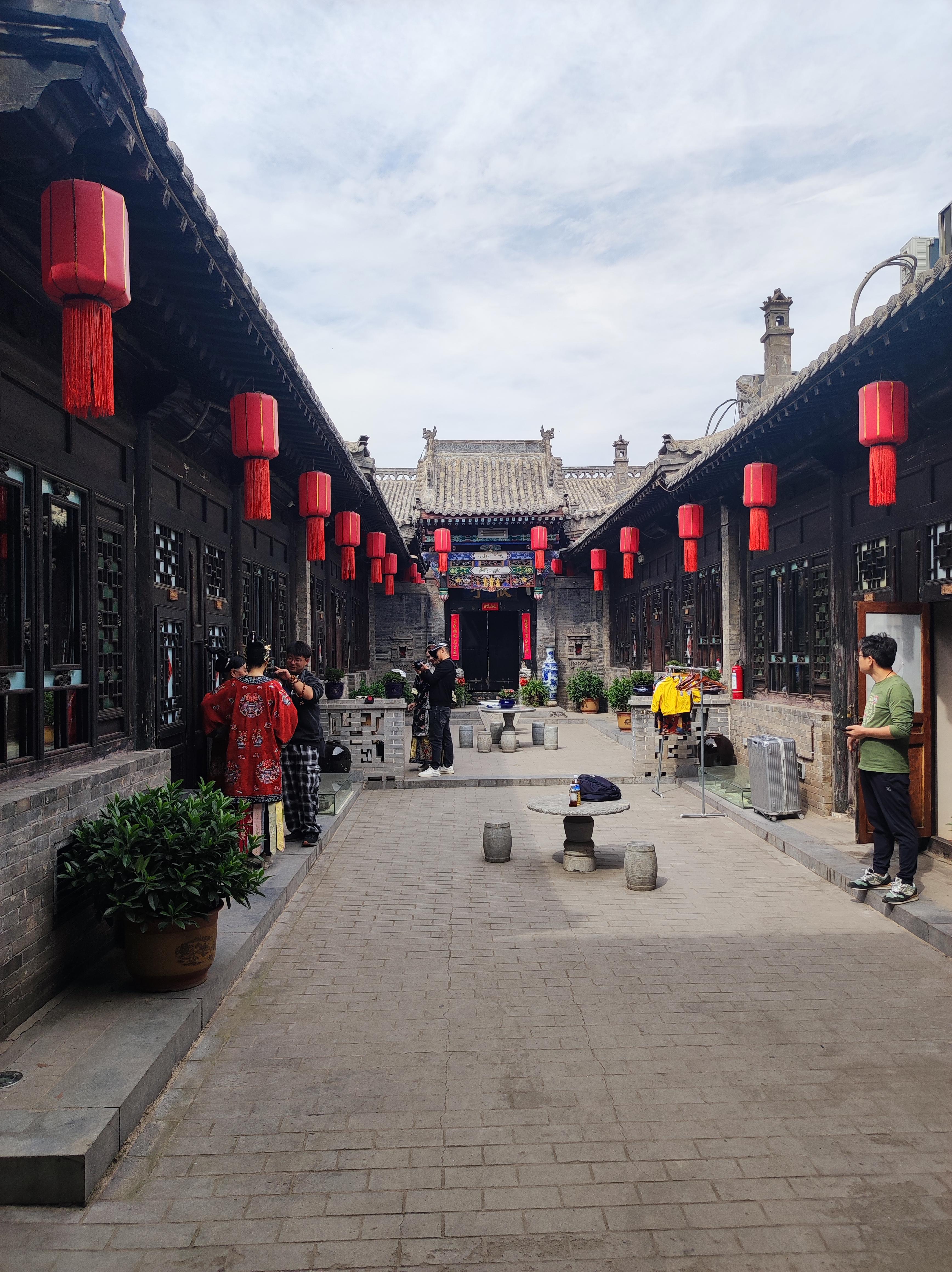 爱吃猫的鱼 的想法: 平遥古城,山西传统的四合院,高挂的红灯笼像极了