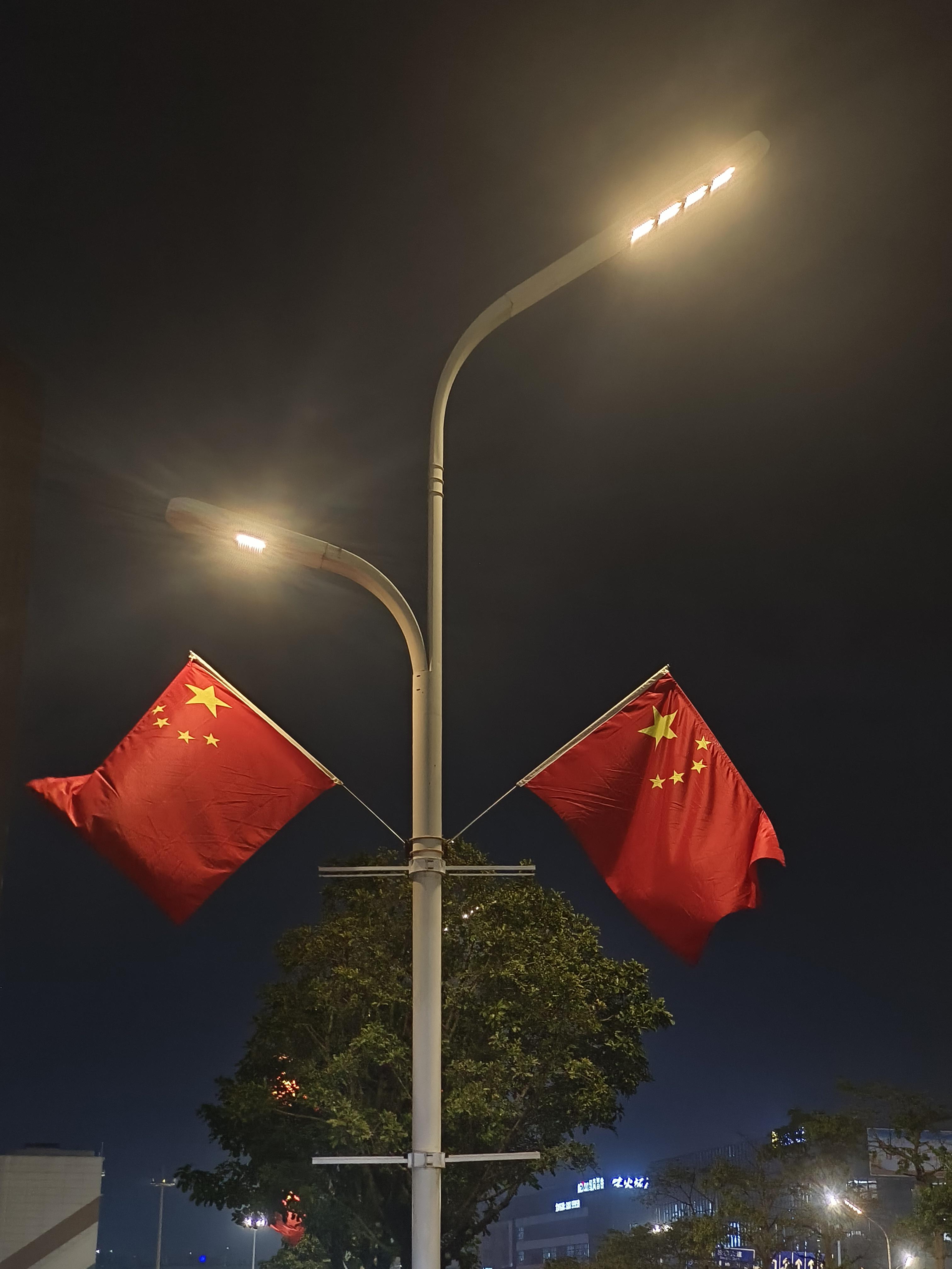 路灯,照亮游子归家的路,红旗,让人觉得安心和踏实!这