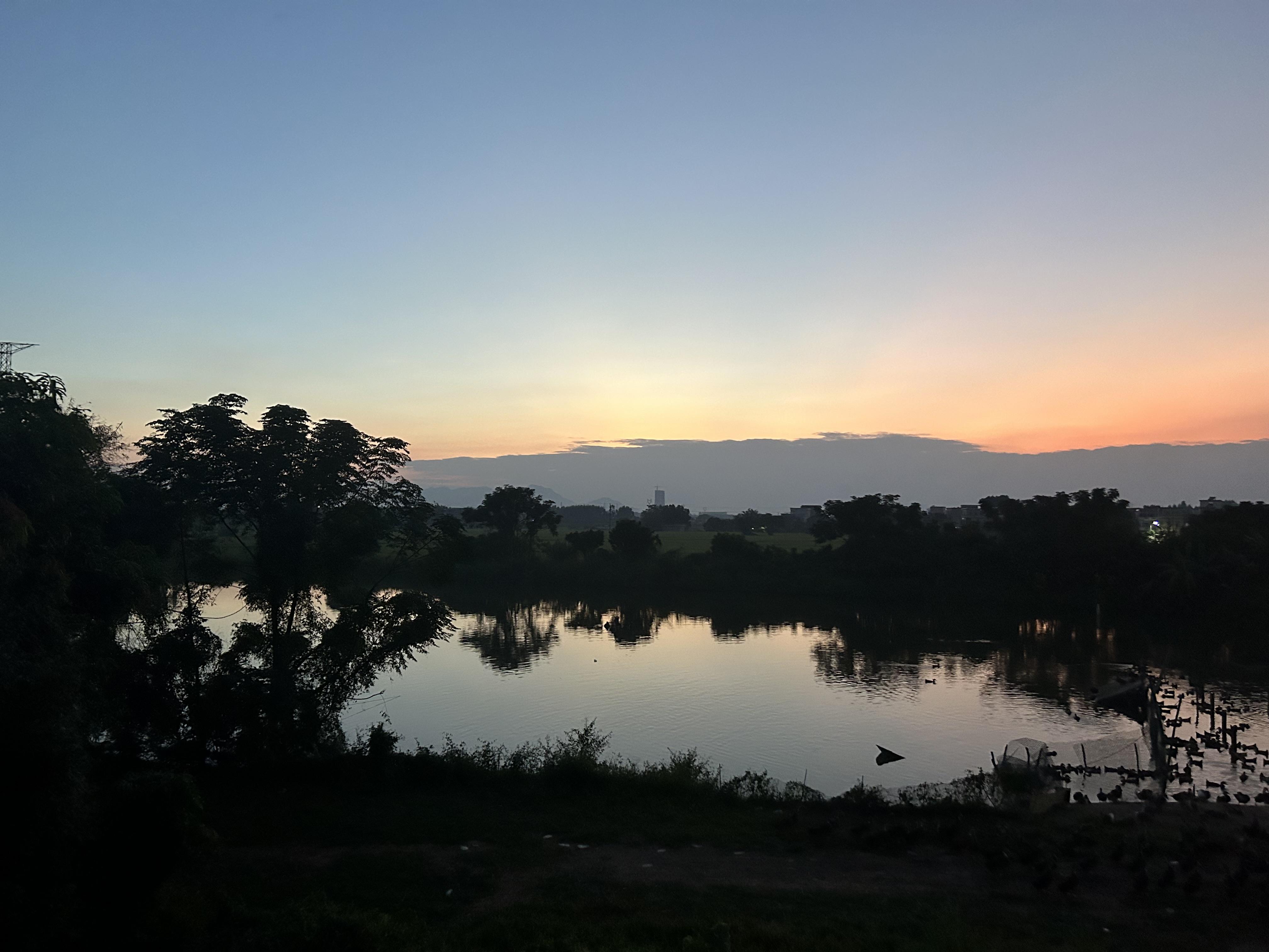 小麦熊 的想法: 晚霞秋色 | 晚霞夕阳小湖边,倒映着天空,一瞬间体会到