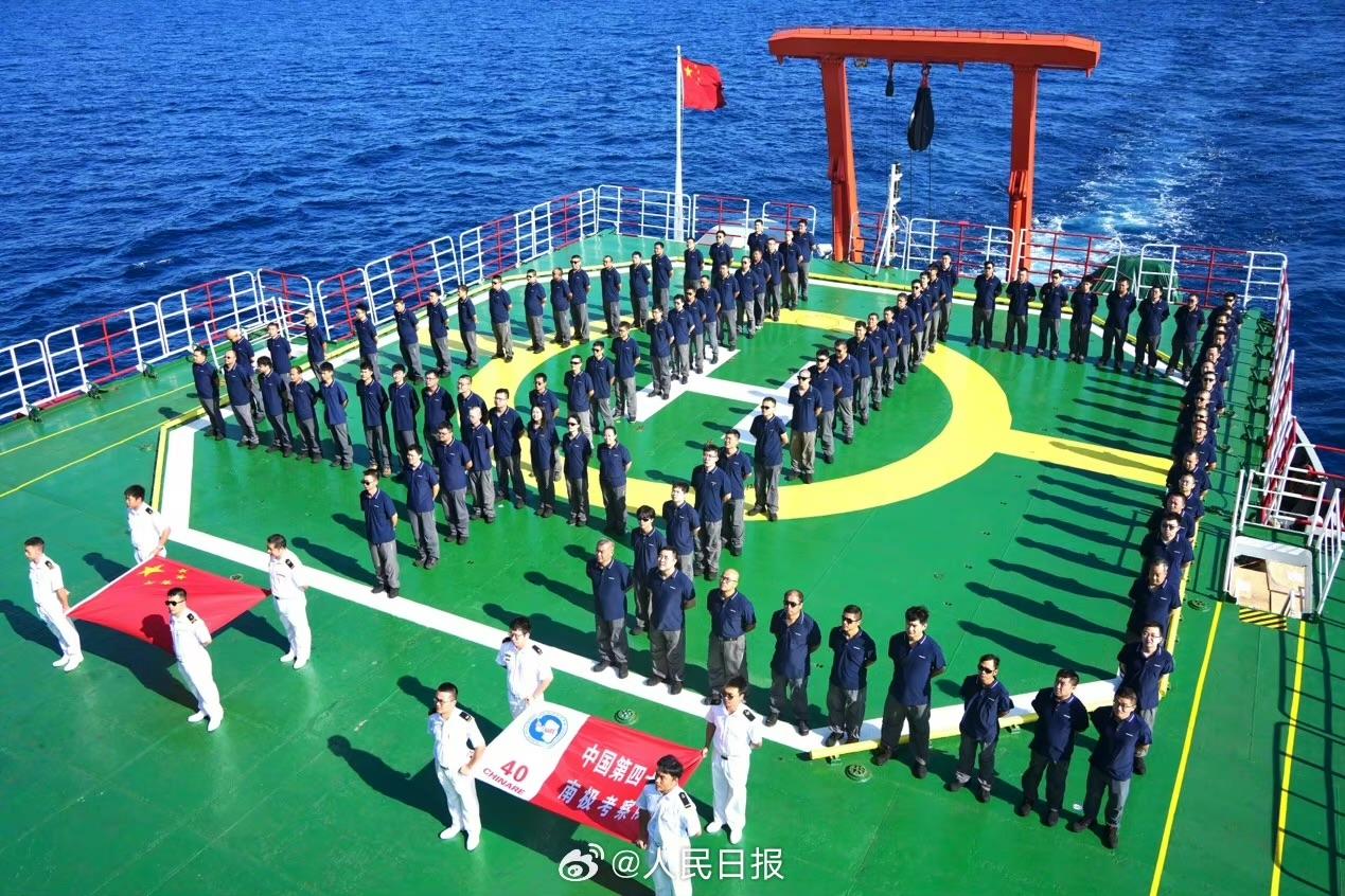 雪龙号穿越赤道抵达南半球正在执行中国第40次南极考察任务的雪龙号