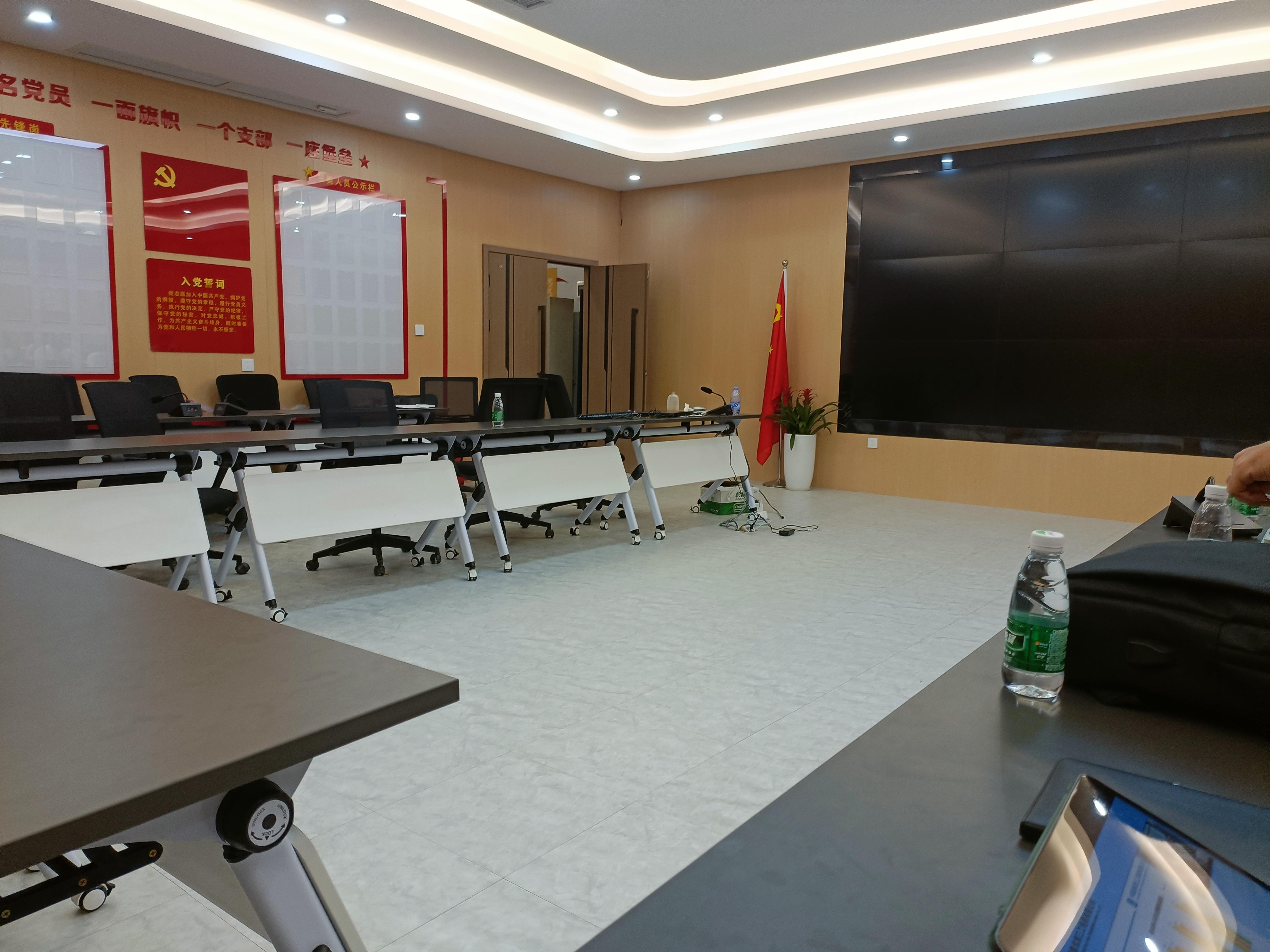 之前在项目实习的情况,工地板房办公室,空闲之余放电影