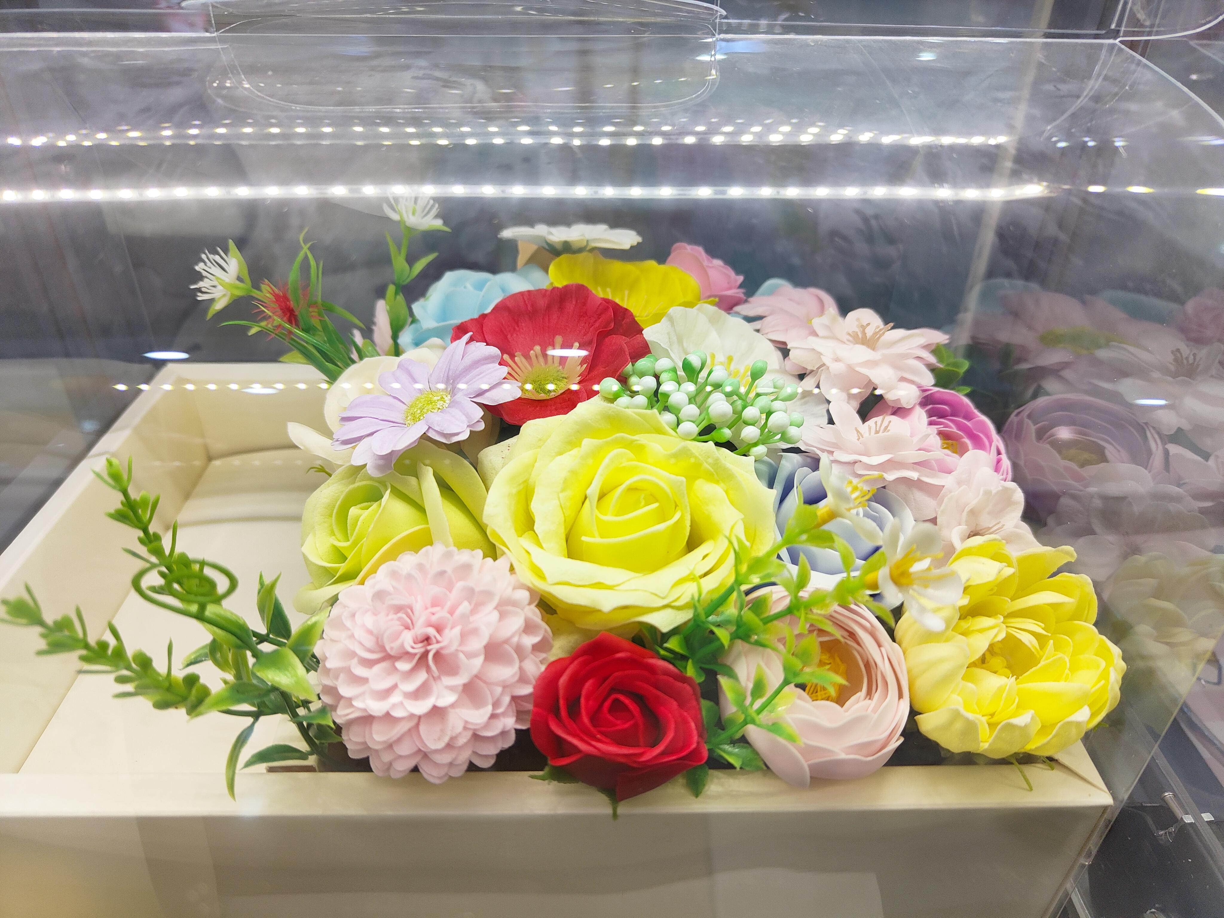 带孩子们去超市晃,超市门口有一家门市里面全是假花,布做的,也有