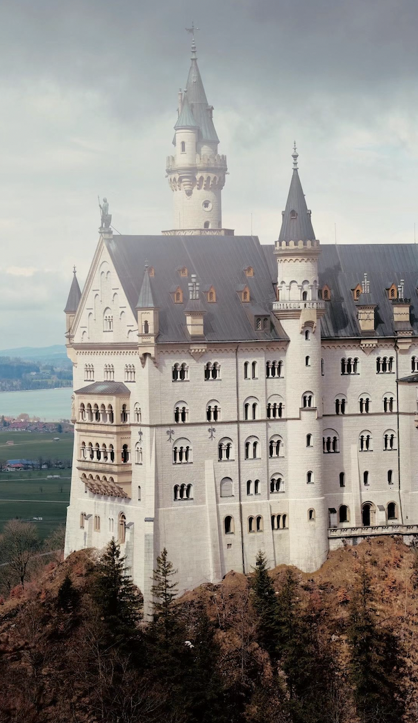 迪士尼灵感来源的真实版本位于德国巴伐利亚州的新天鹅堡