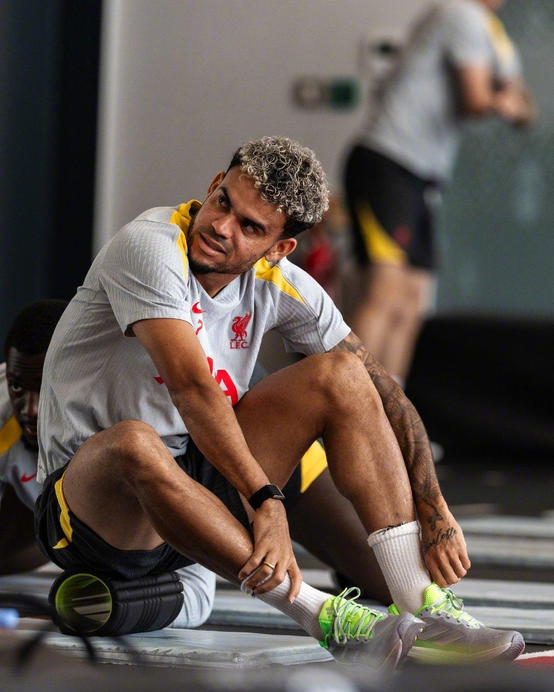 迪亚斯转会费7500万欧元其中包含500万欧元的浮动4年合约路易斯迪亚斯