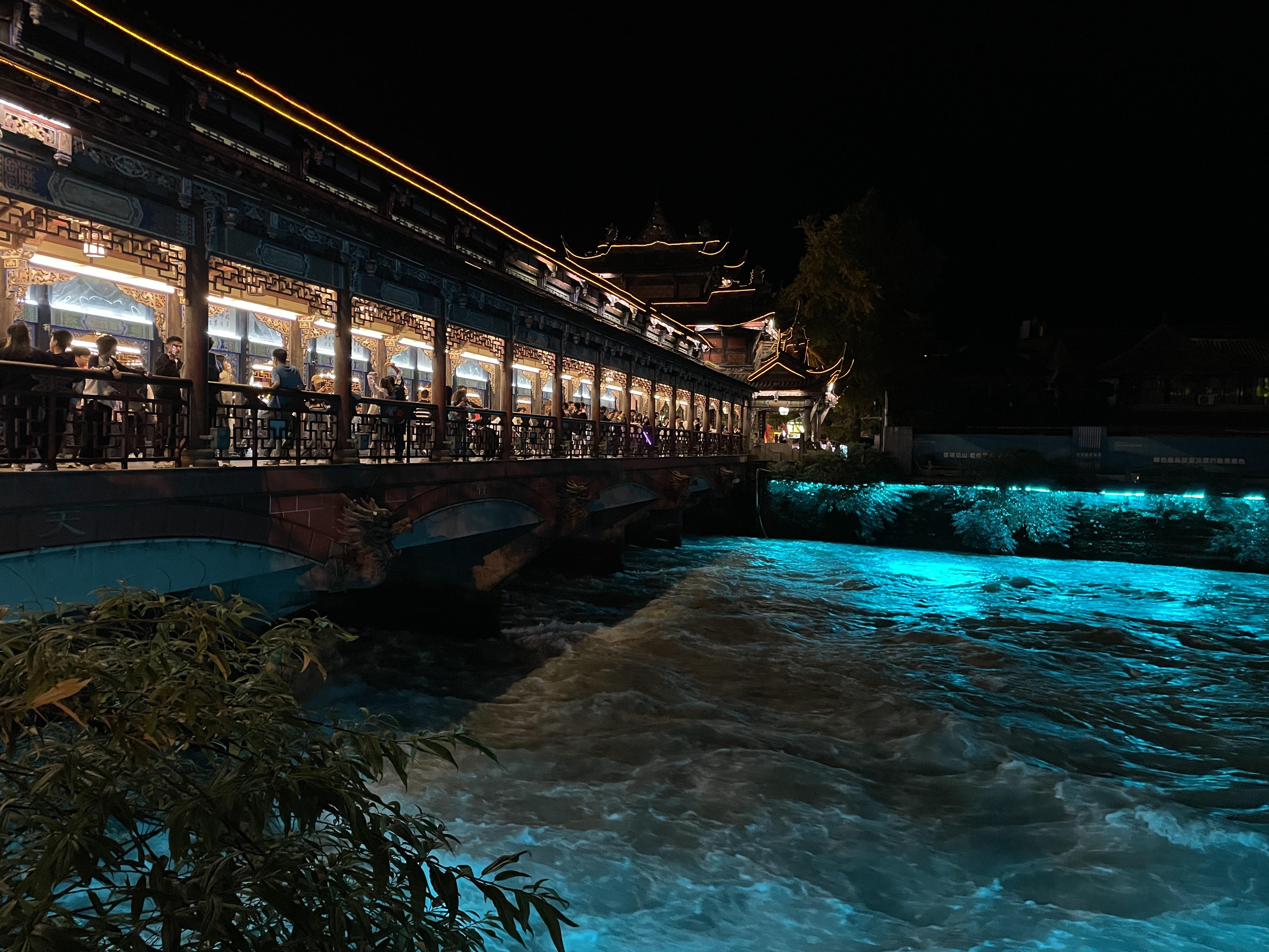 喜欢小程同学 的想法: [夜景] 都江堰的蓝海 | 都江堰当时去的有点晚