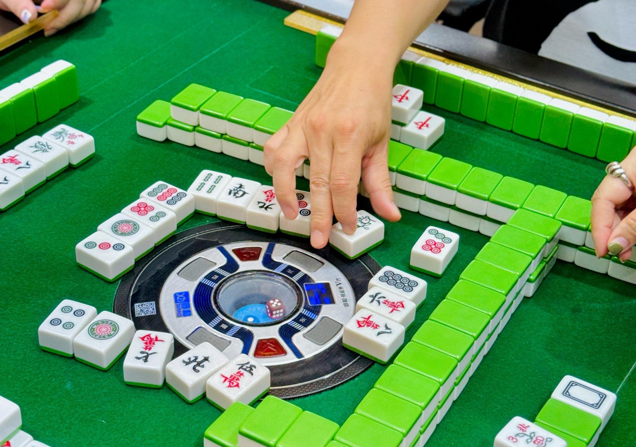 因为妻子老往外面跑,总说是去打麻将,三天两头深更半夜回家