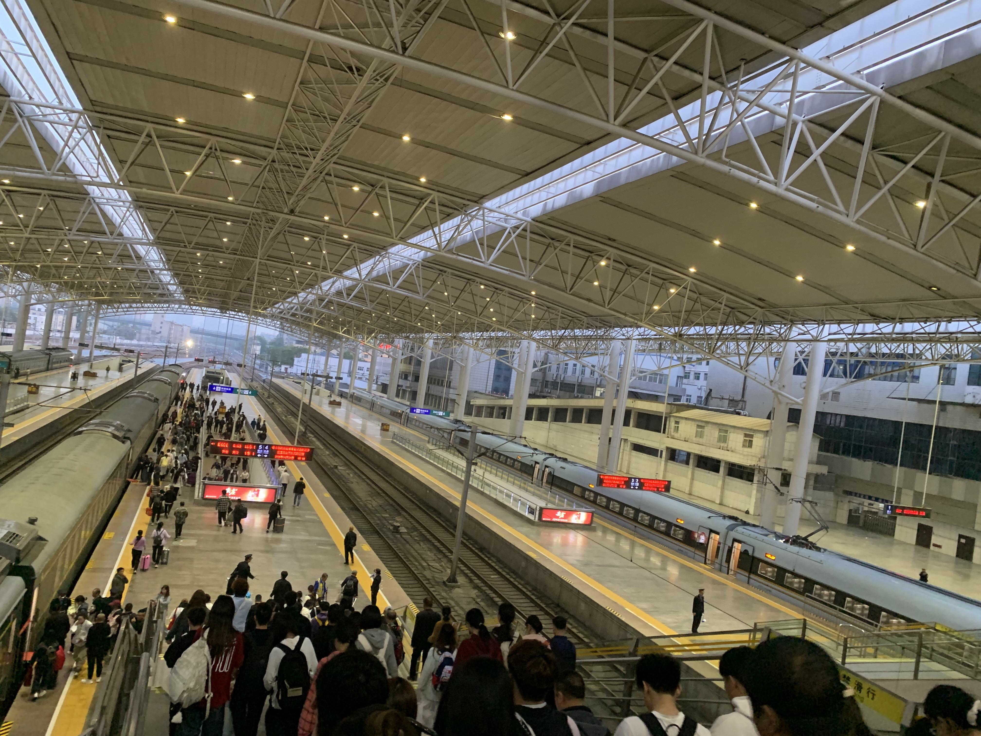 此恨不关风与月 的想法: 中国最繁忙的火车站
