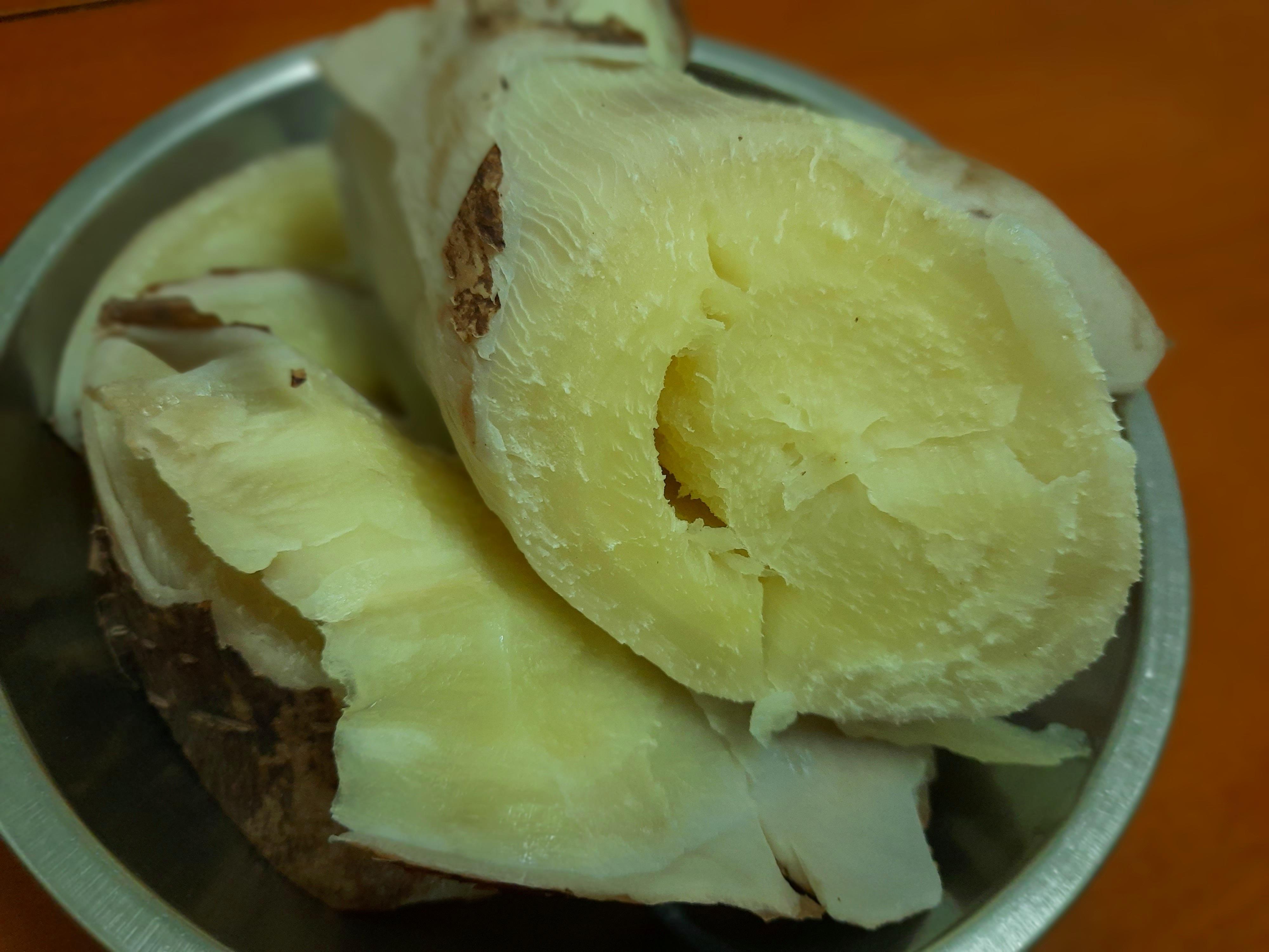 老夫子 的想法: 木薯 | 在朋友的兰场边,挖了几根木薯,切成块,隔水