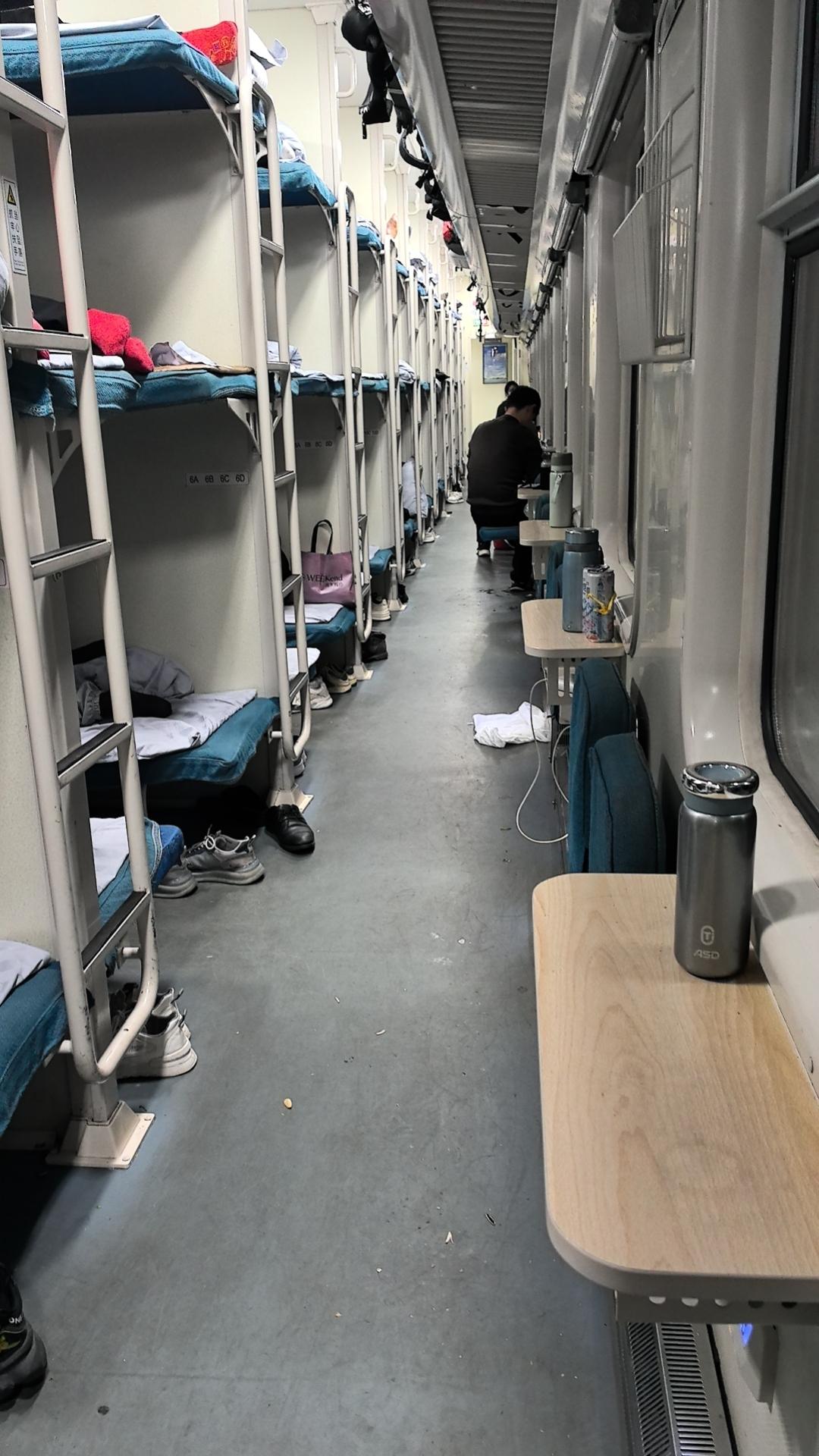 周三来 的想法: 第一次坐绿皮火车卧铺