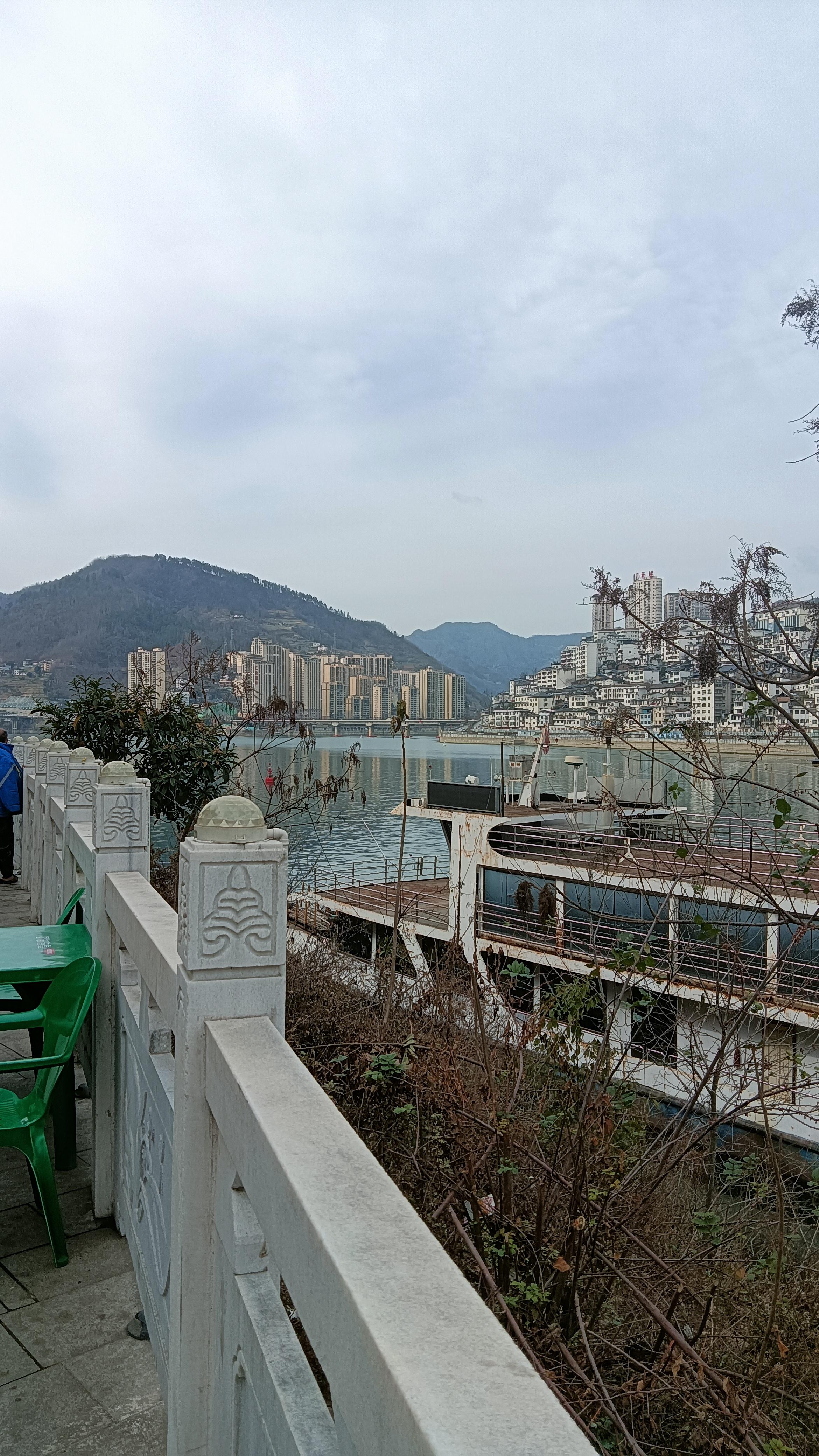 活到老学到老 的想法: 紫阳县城,汉江河畔