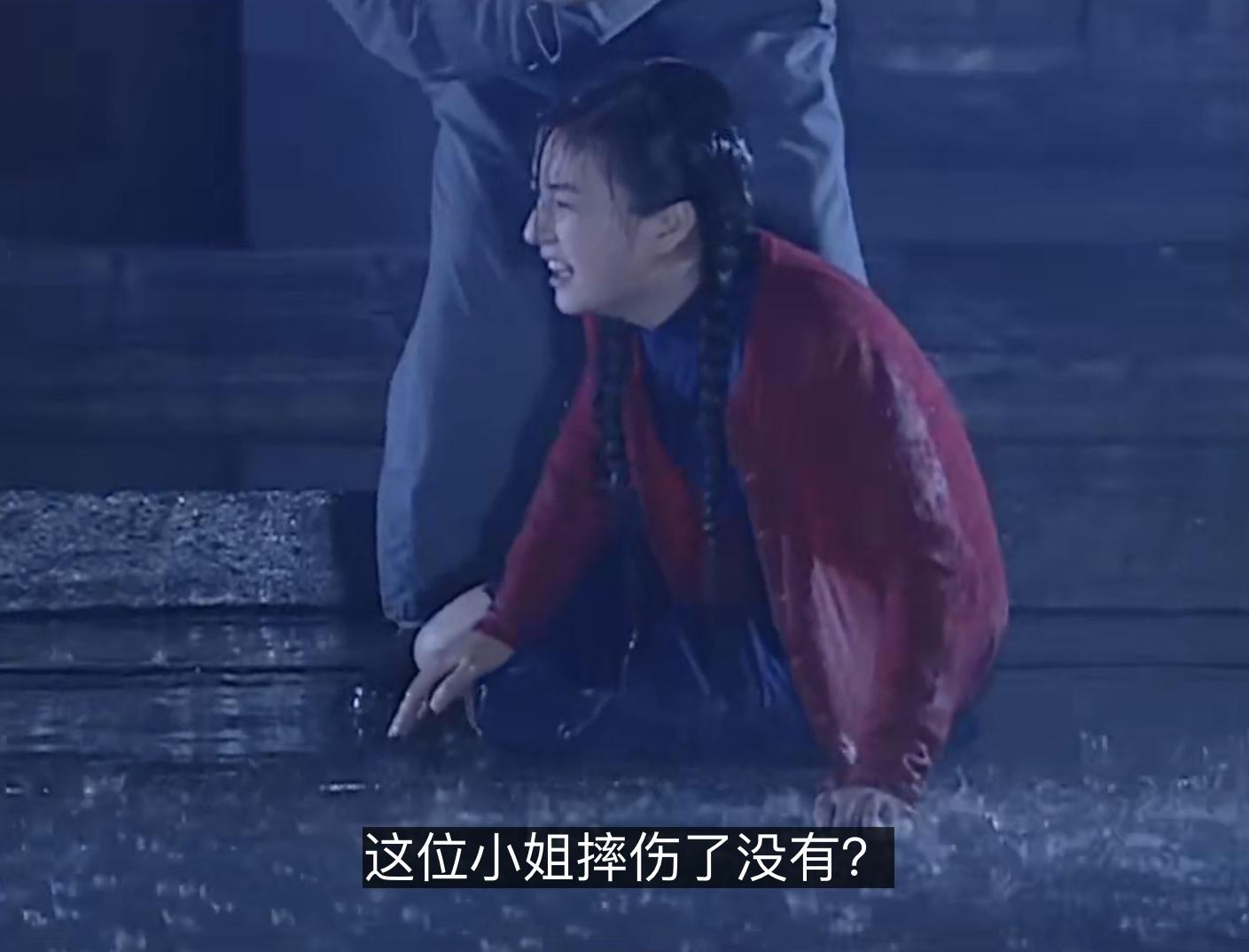 难道是要依萍淋成落汤鸡,这样陆振华看到心疼