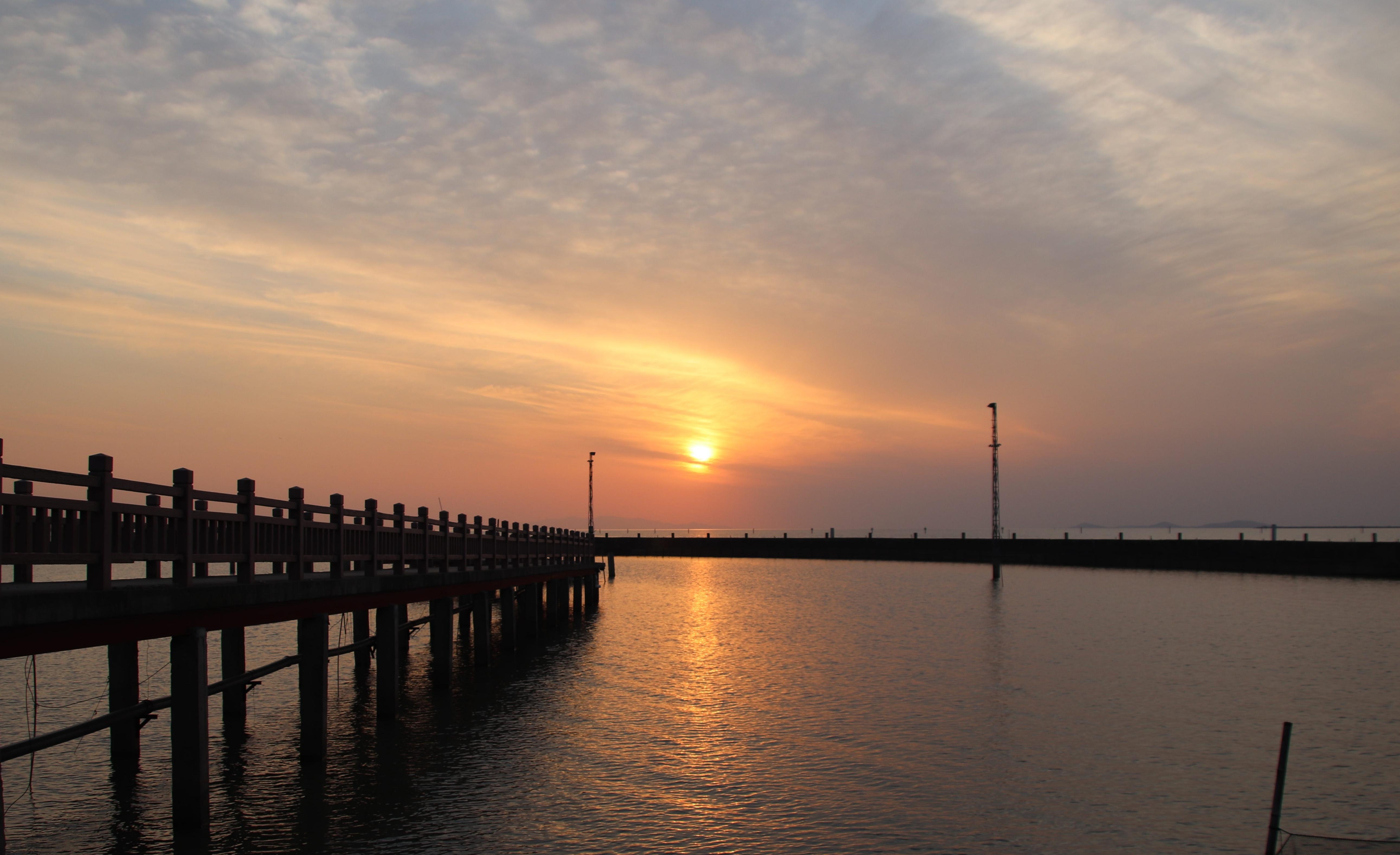 江钰轩 的想法: 晚霞 | 95 落日拍摄地:湖边 br>92 拍摄设备:相机