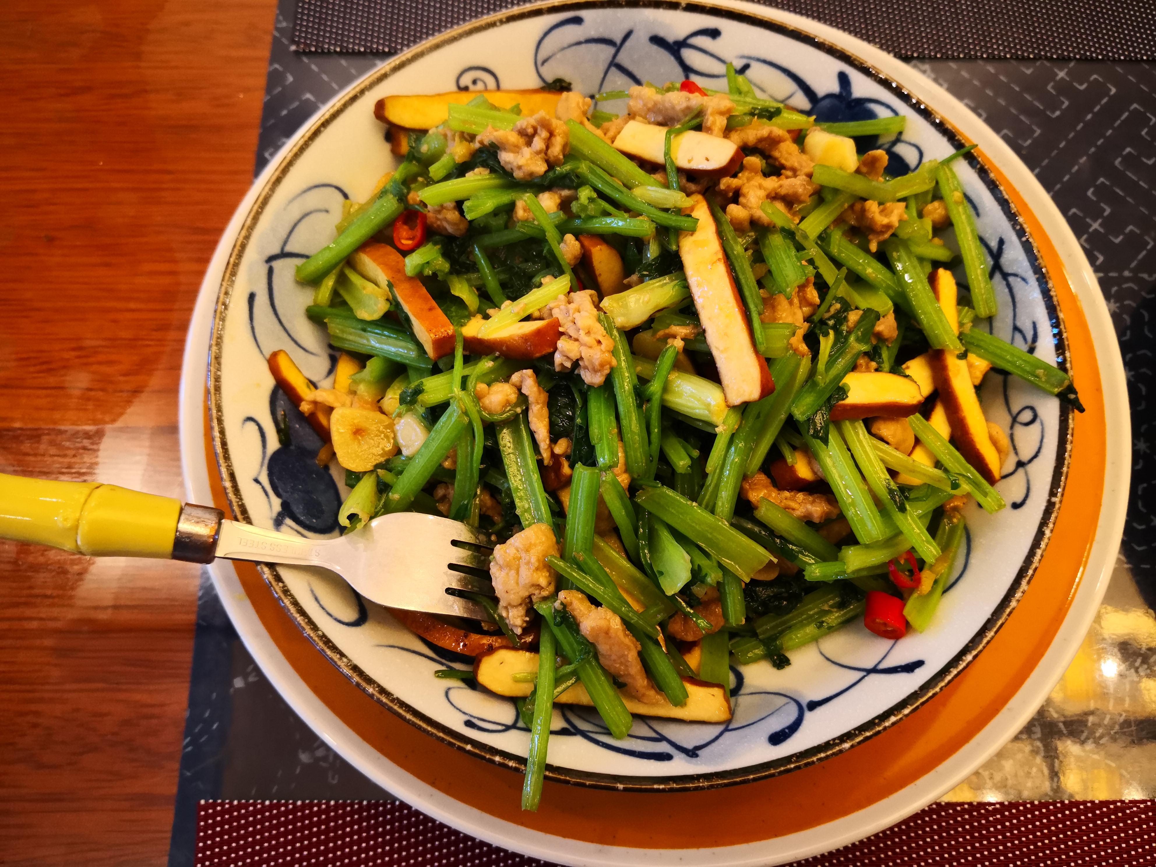 会飞的大象 的想法: 芹菜苗炒肉丝香干香椿炒蛋豆子粥